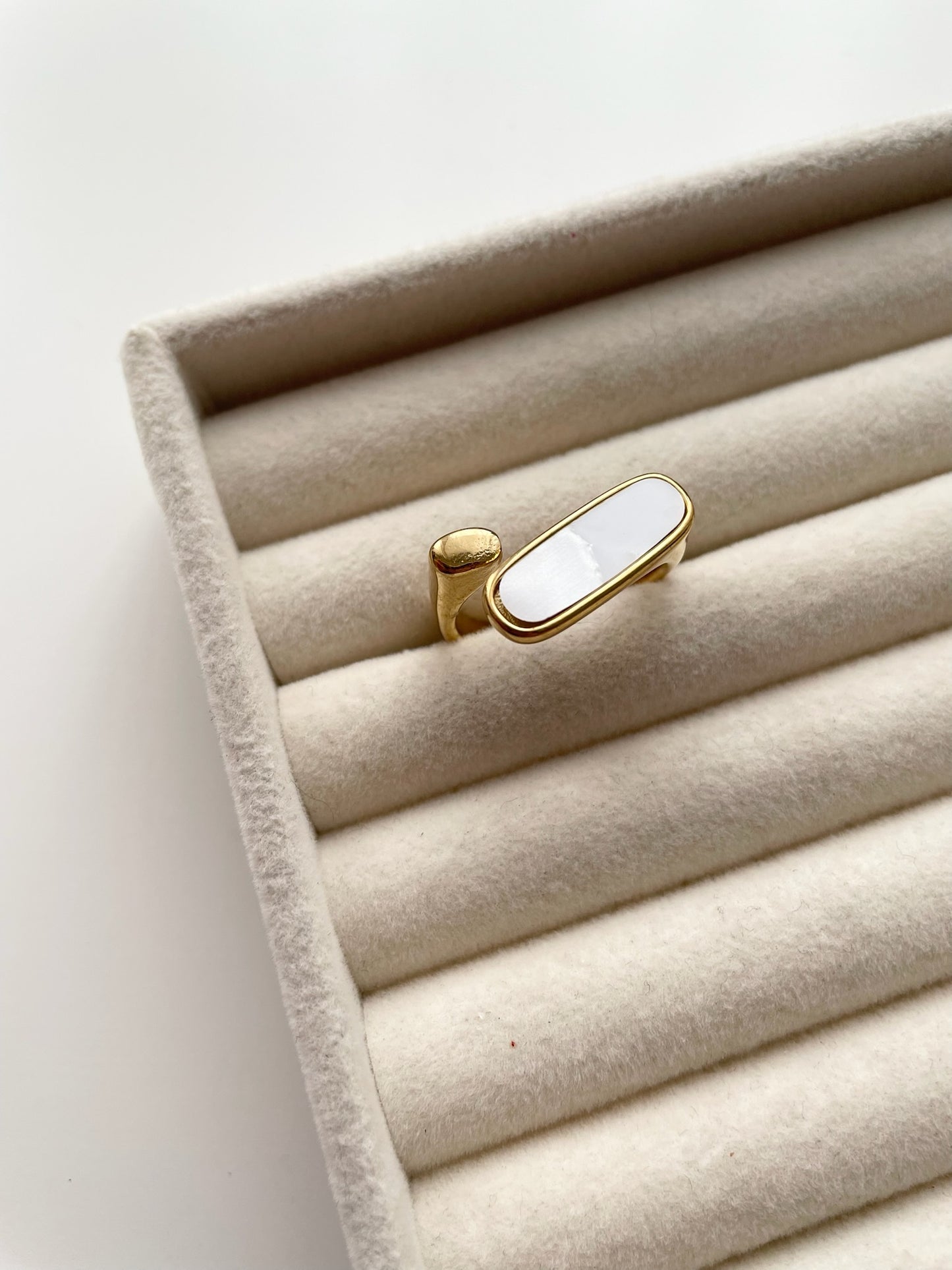 gr807 Mother of pearl ring