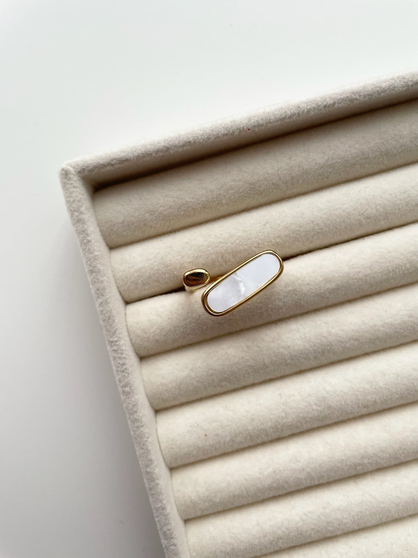 gr807 Mother of pearl ring