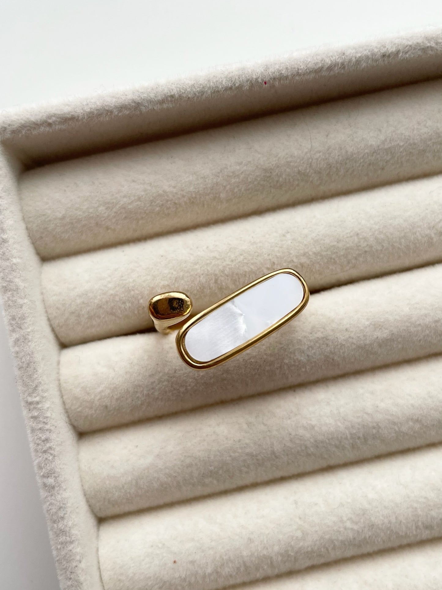 gr807 Mother of pearl ring