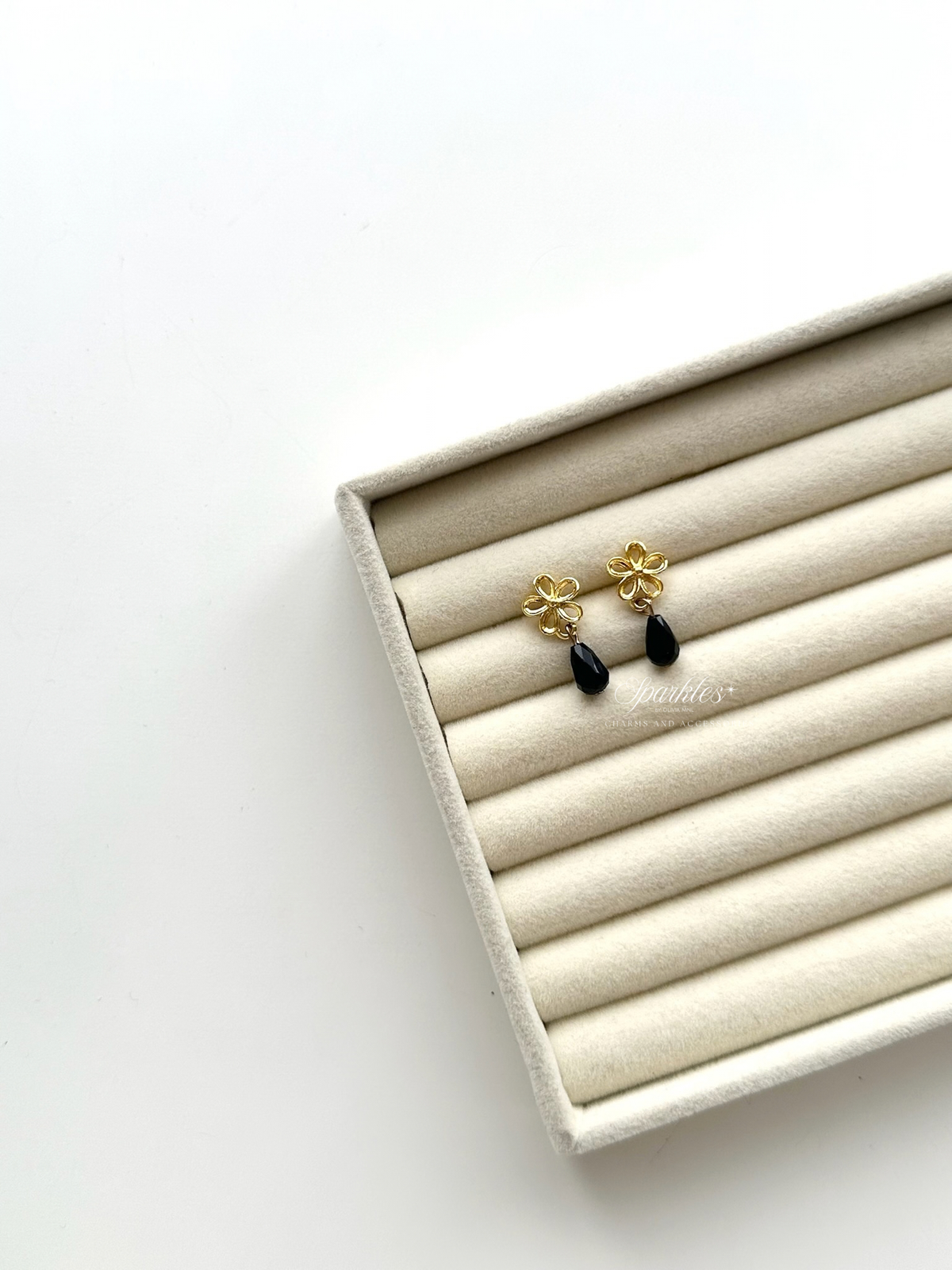 Flower with Onyx Stone Dangling Earrings ch16