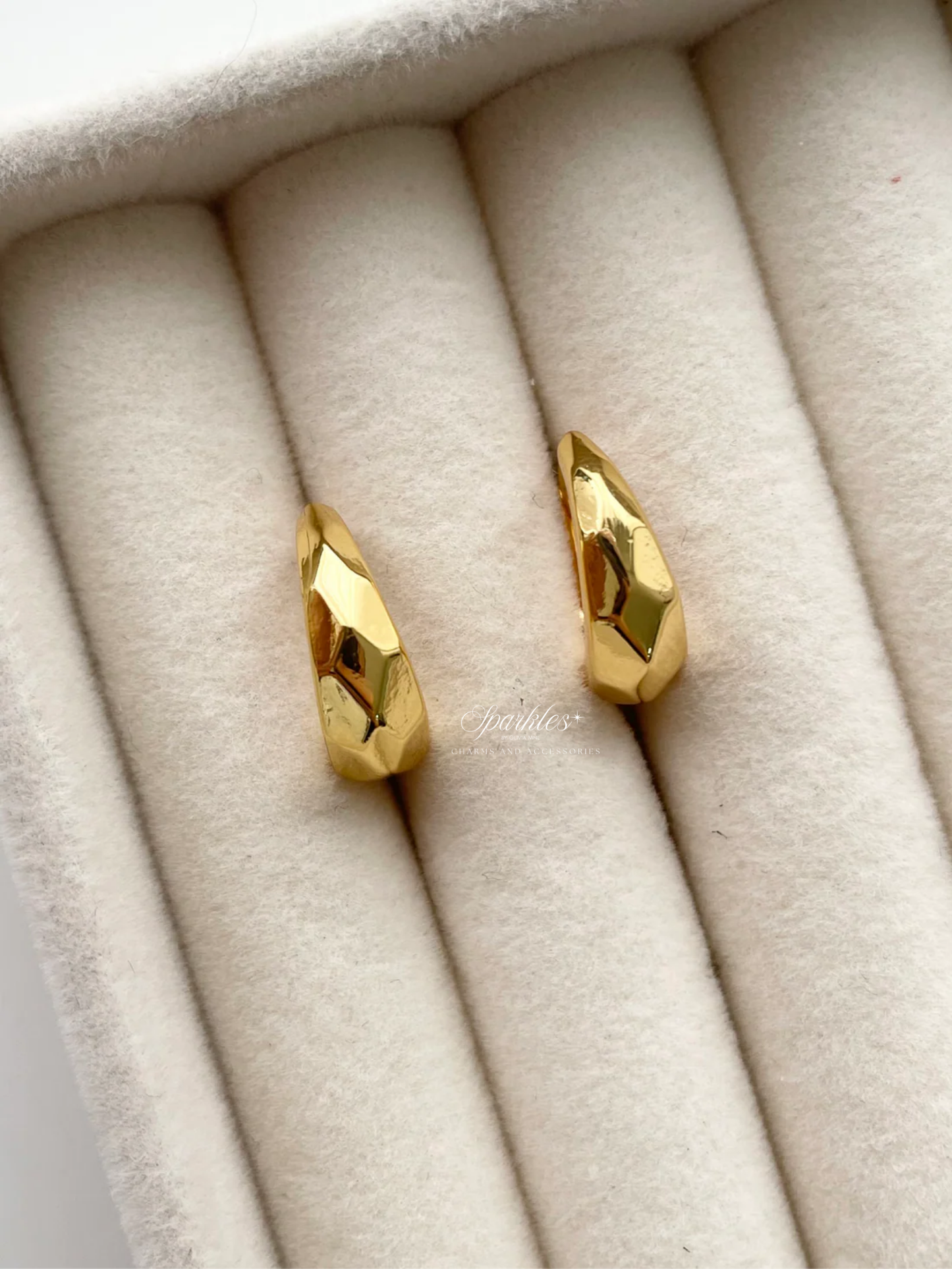ge1341 Faceted gold hoop