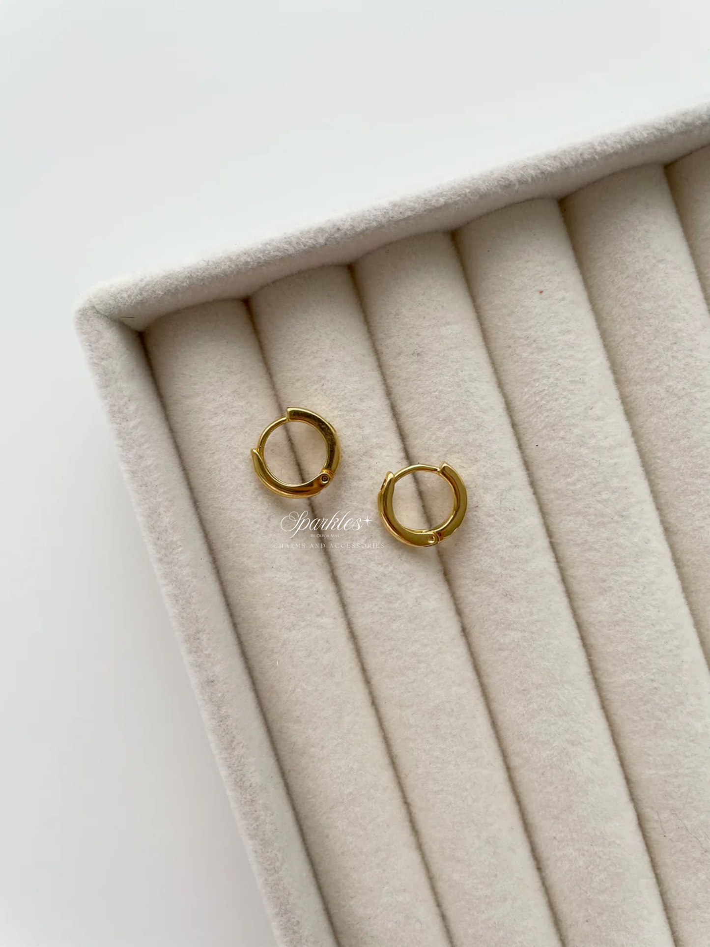 ge439 Gold ear hugger