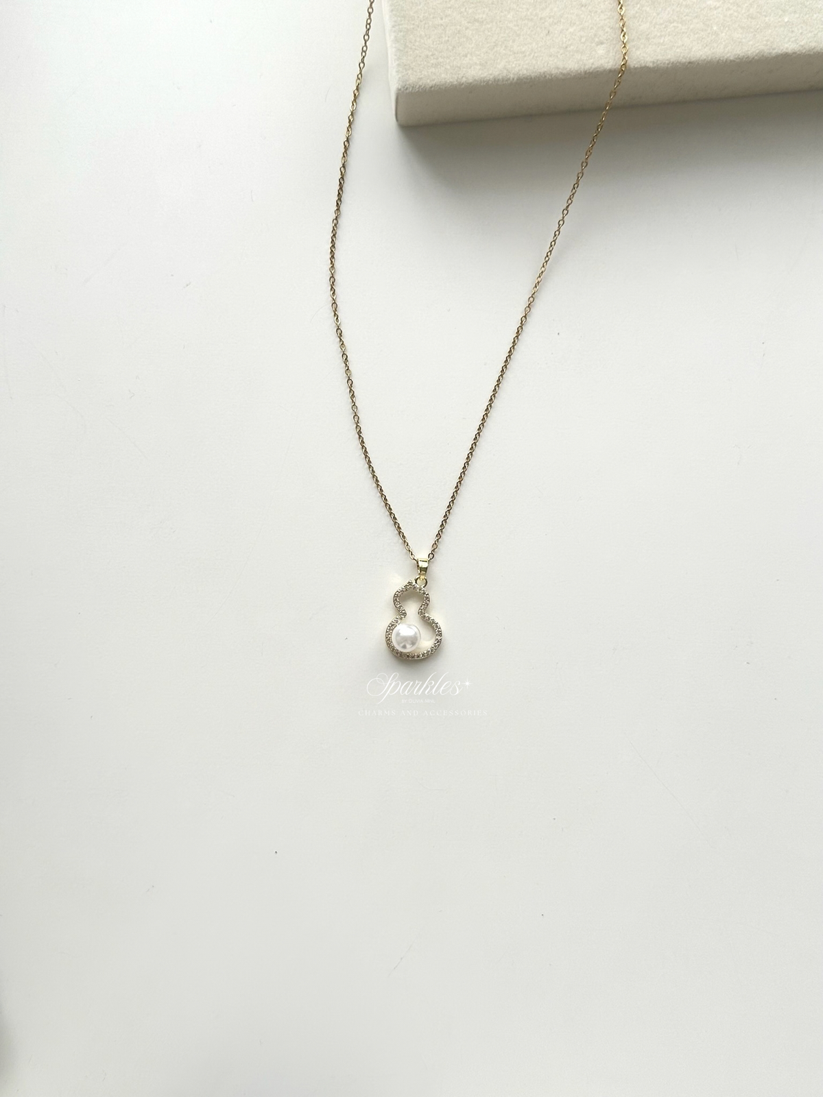 Hulu Pearl Gold Charm Necklace gn903