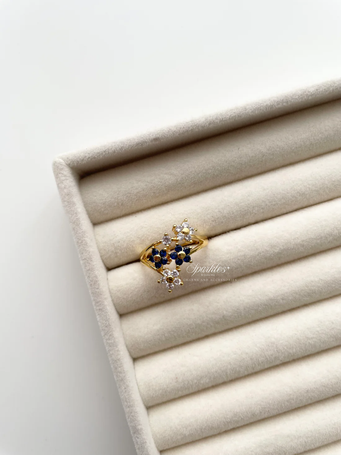 gr746 Blue and white stone gold ring