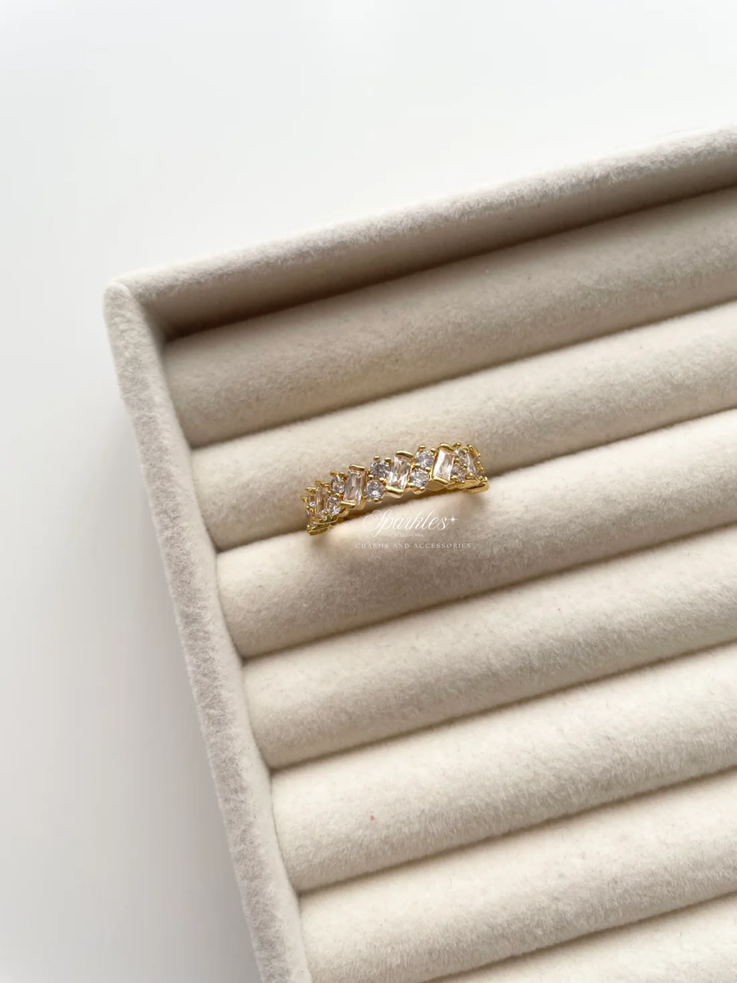 gr764 Eternity white gem ring
