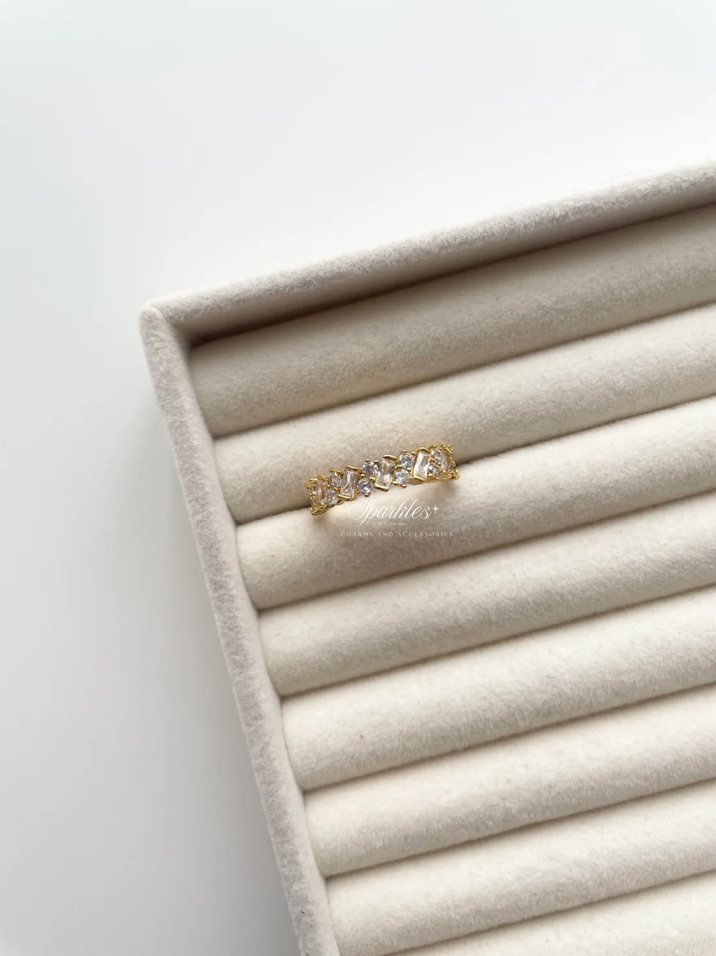 gr764 Eternity white gem ring
