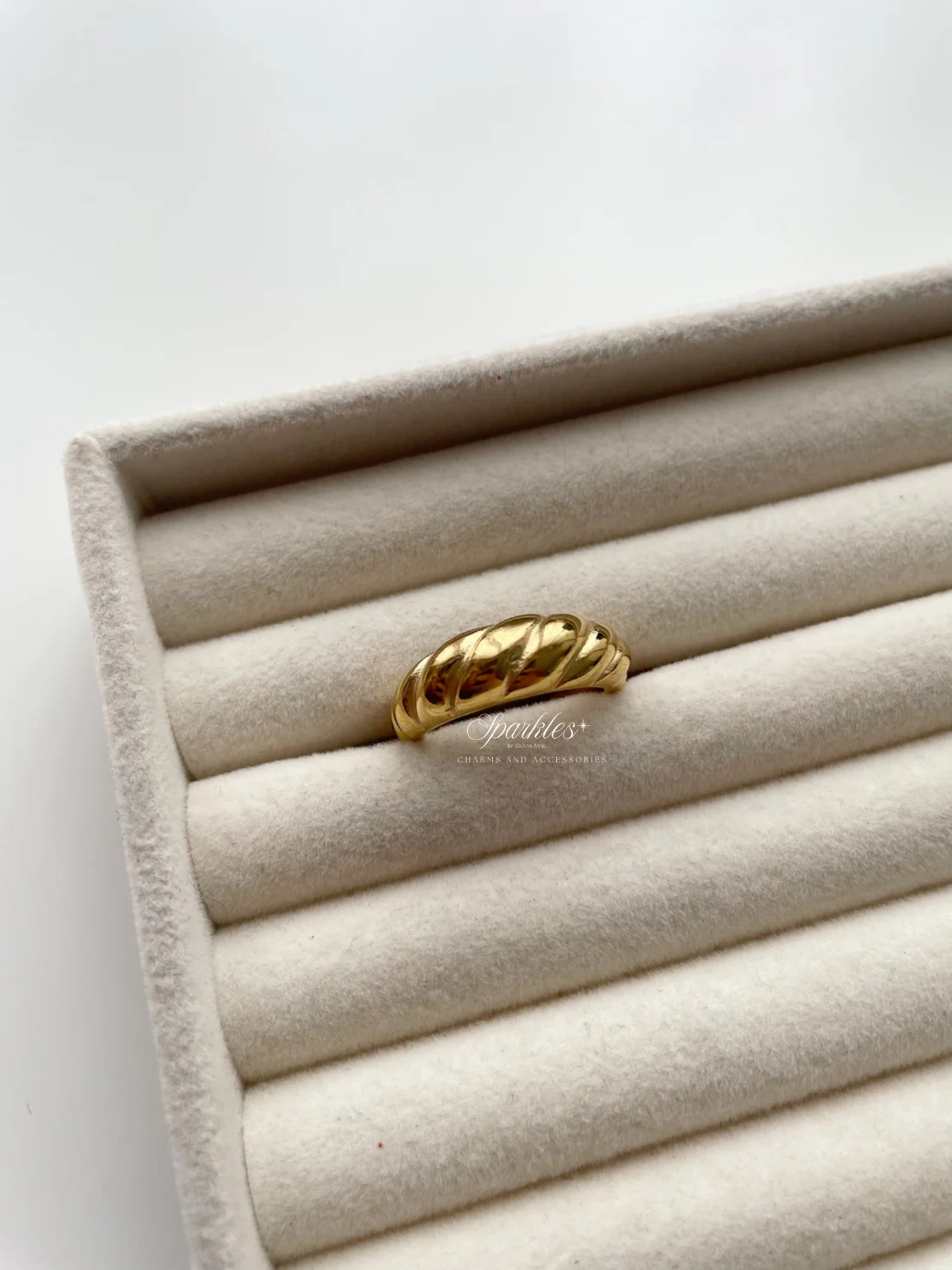 gr811 Croissant ring