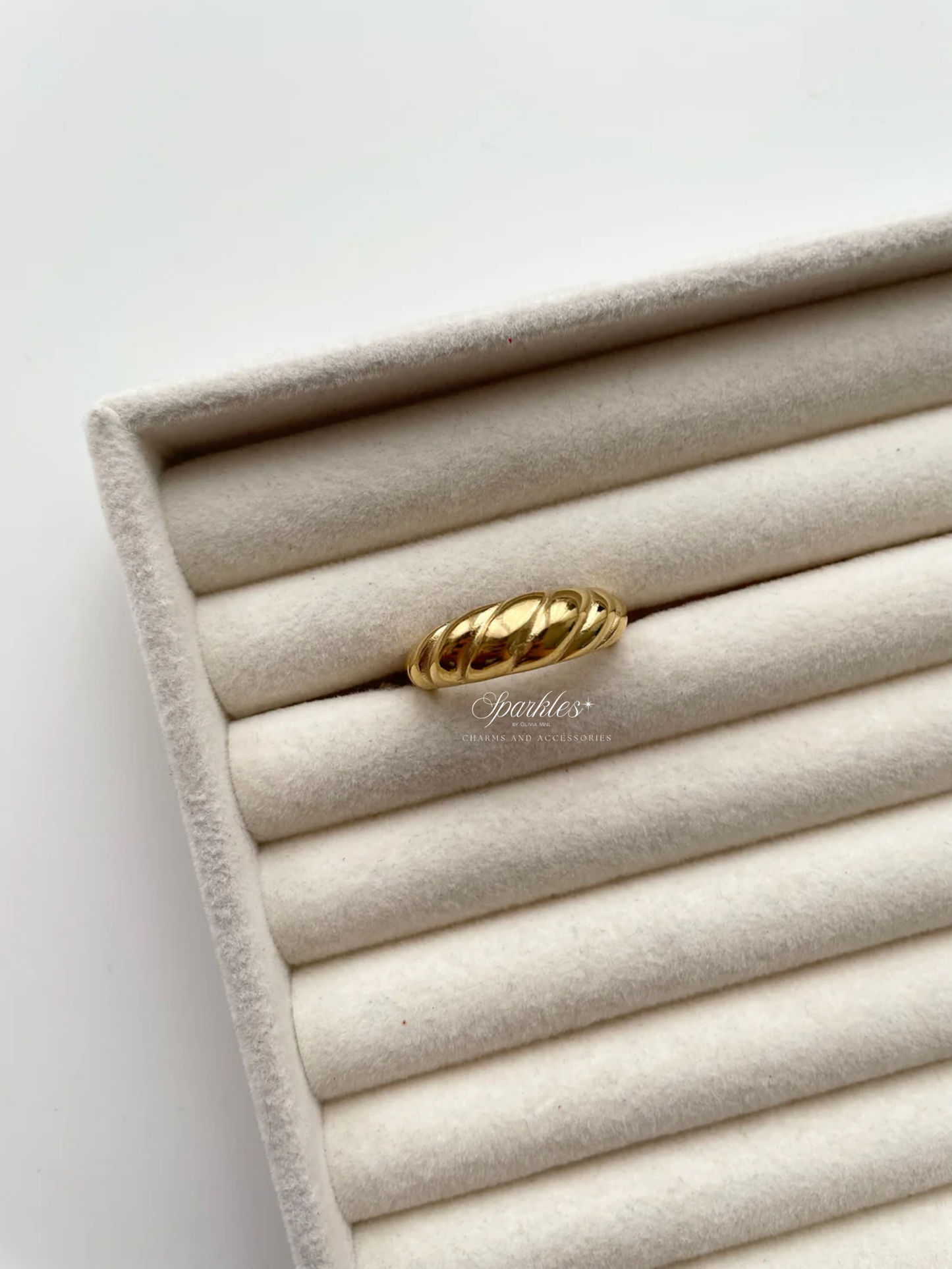 gr811 Croissant ring