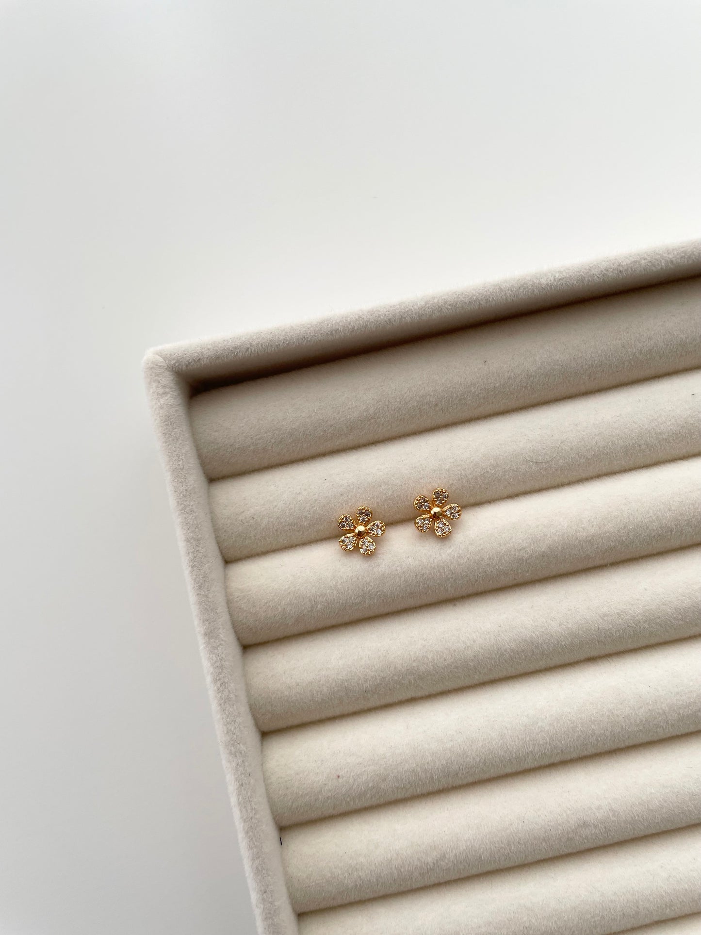 ge1410 Flower gold stud