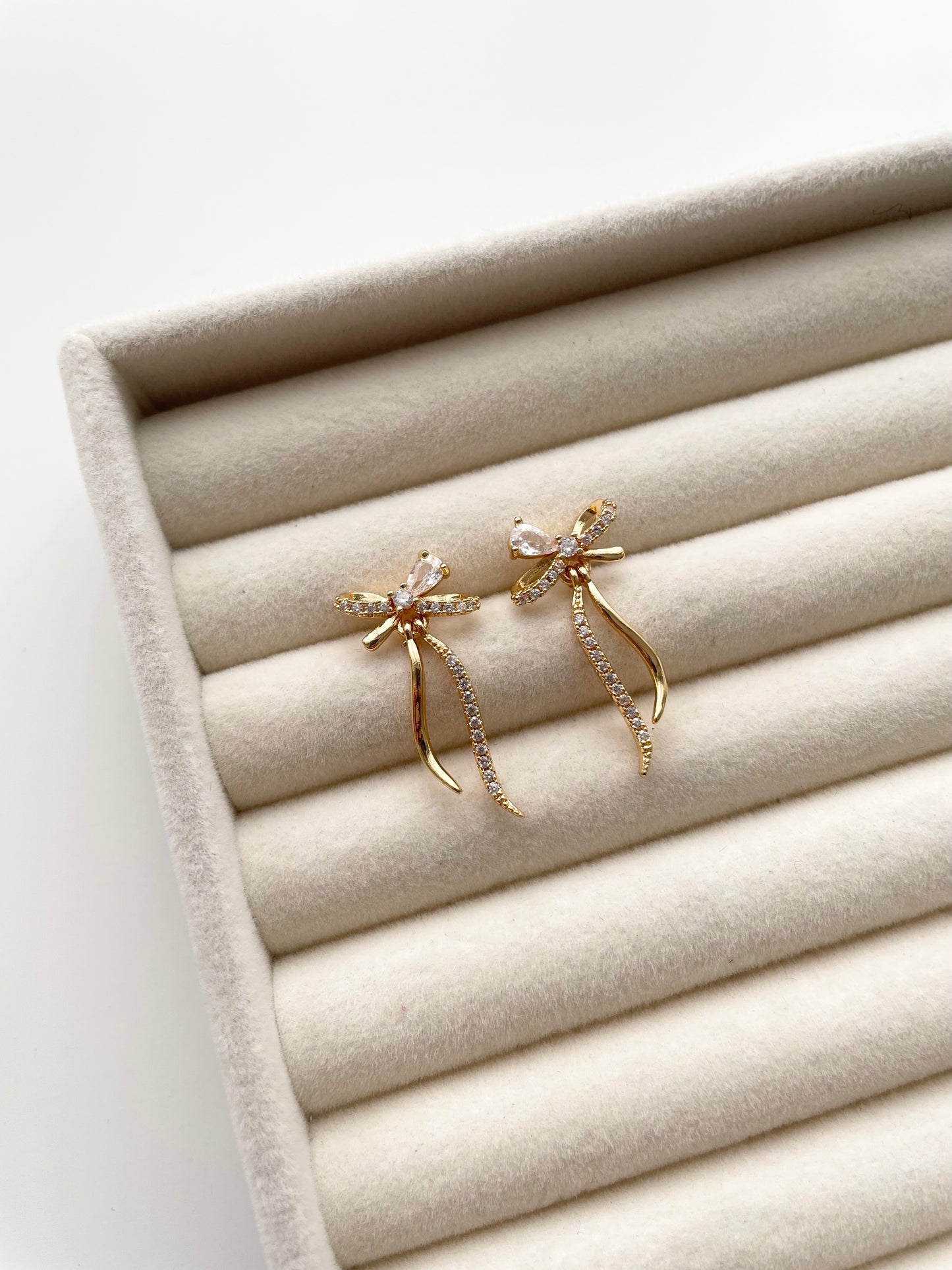 ge1455 Ribbon dangling stud earrings