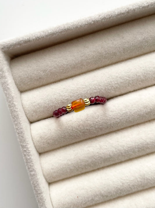 gring3 Garnet ring with amber