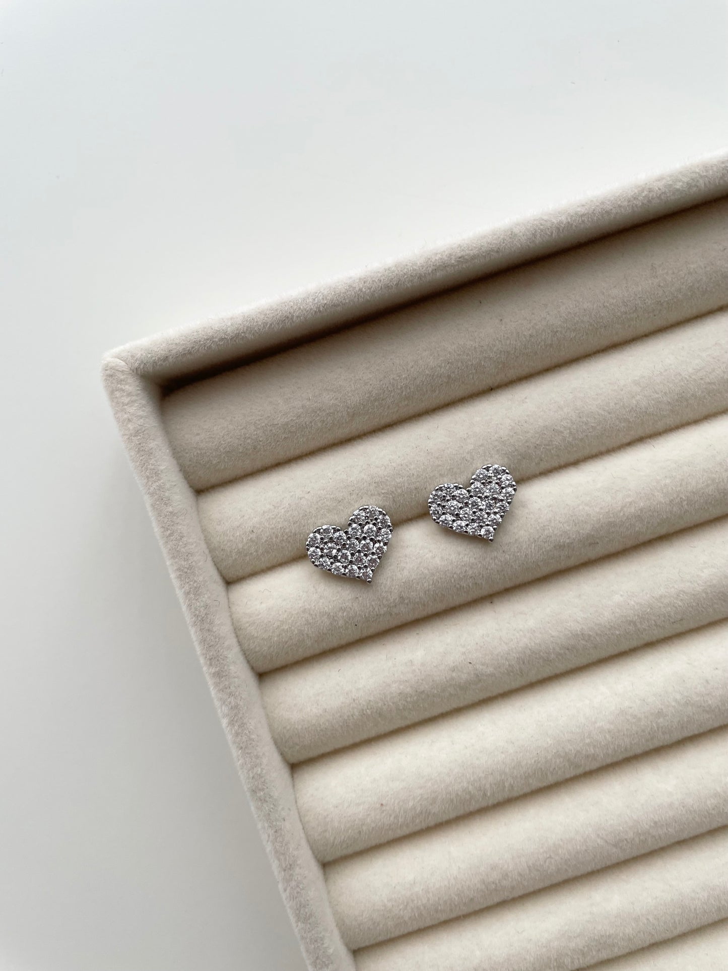 ge1444 silver heart stud