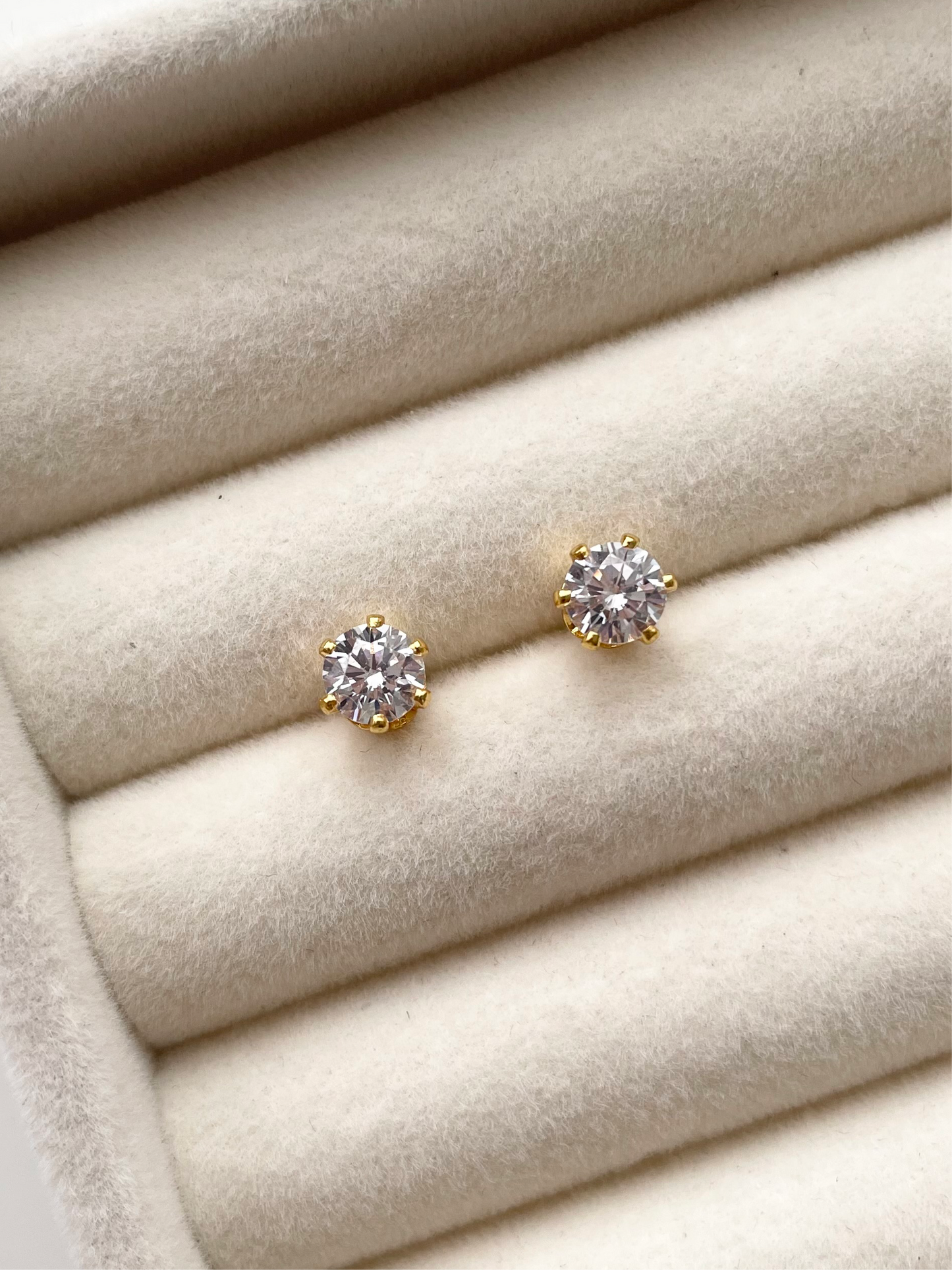 ge1448 Small Diamond stud