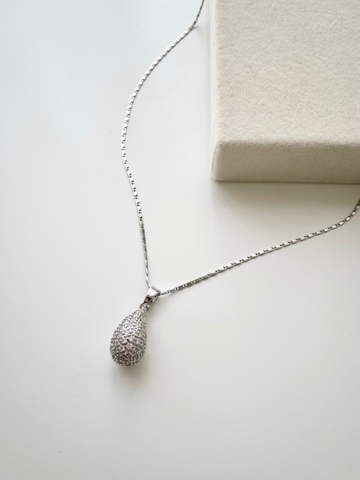 Cristal teardrop silver necklace