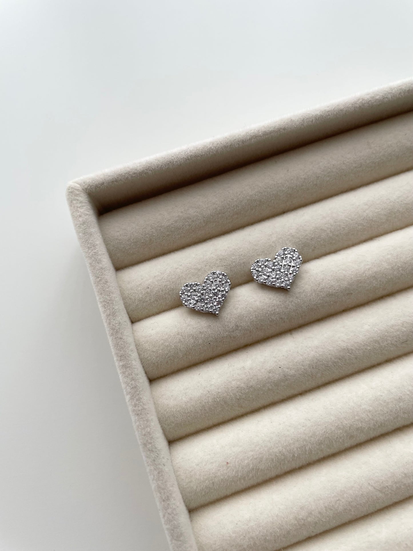 ge1444 silver heart stud