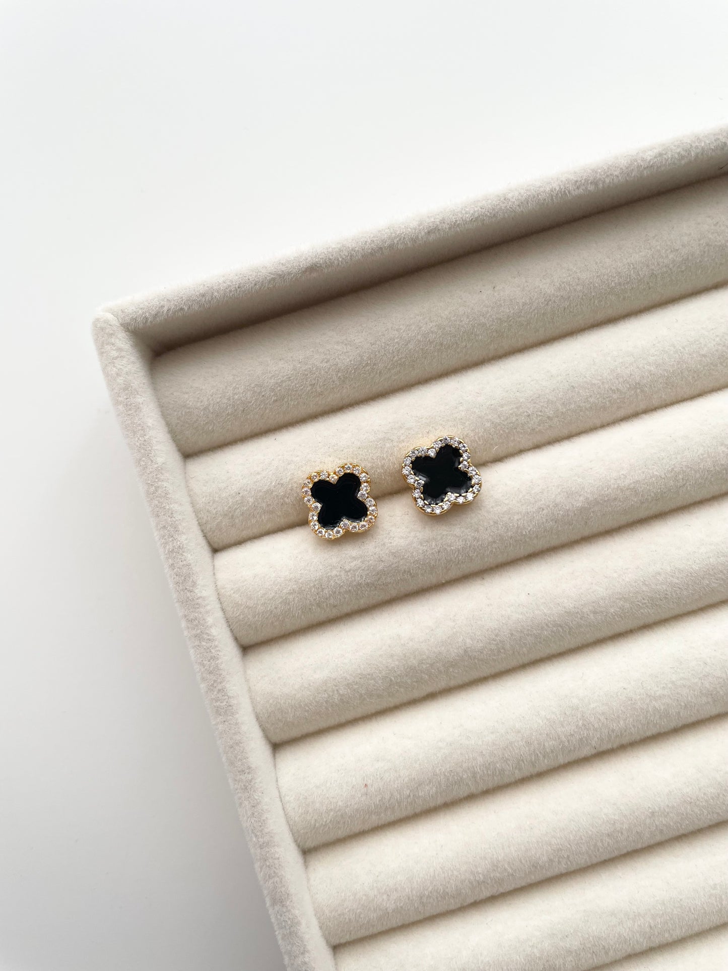 ge1452 Black clover stud earrings