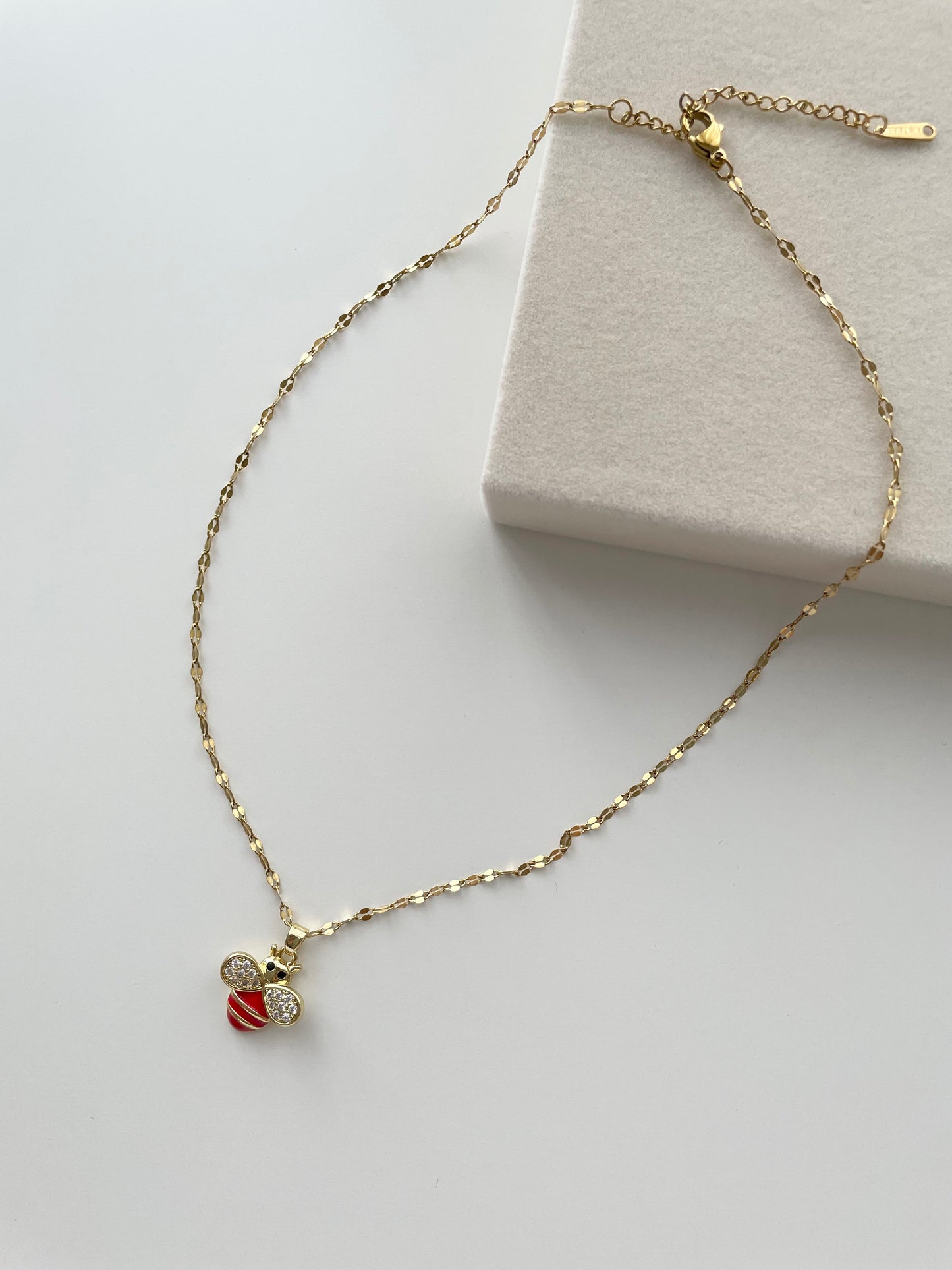 gn808 Bee necklace