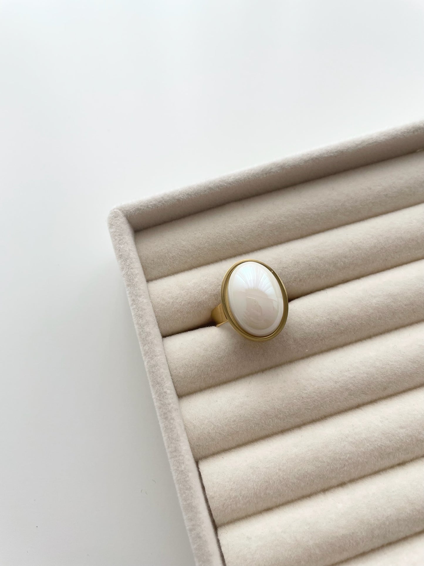 Gabbie oval ring