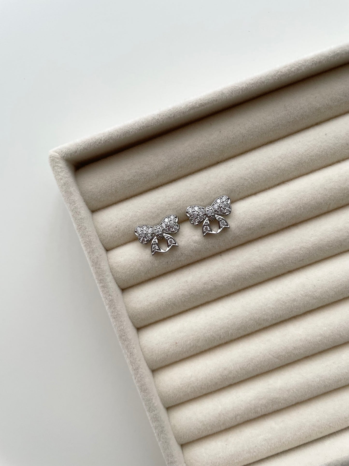 ge1441 Ribbon Silver stud