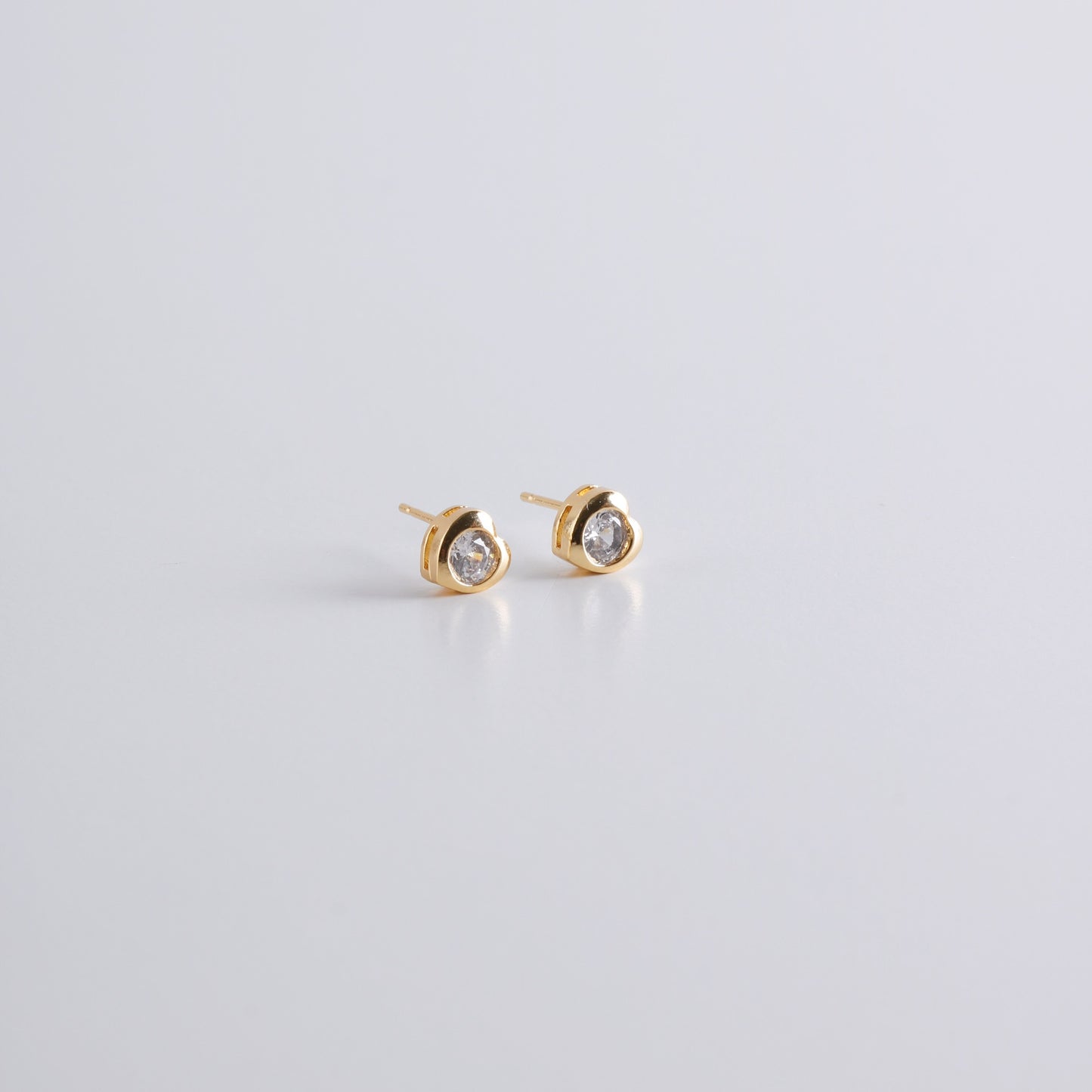 Solenn Centered Stone Heart Stud Earring in gold