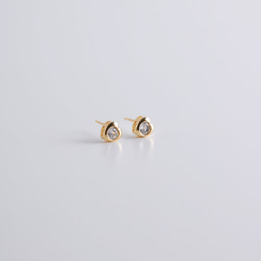 Solenn Centered Stone Heart Stud Earring in gold