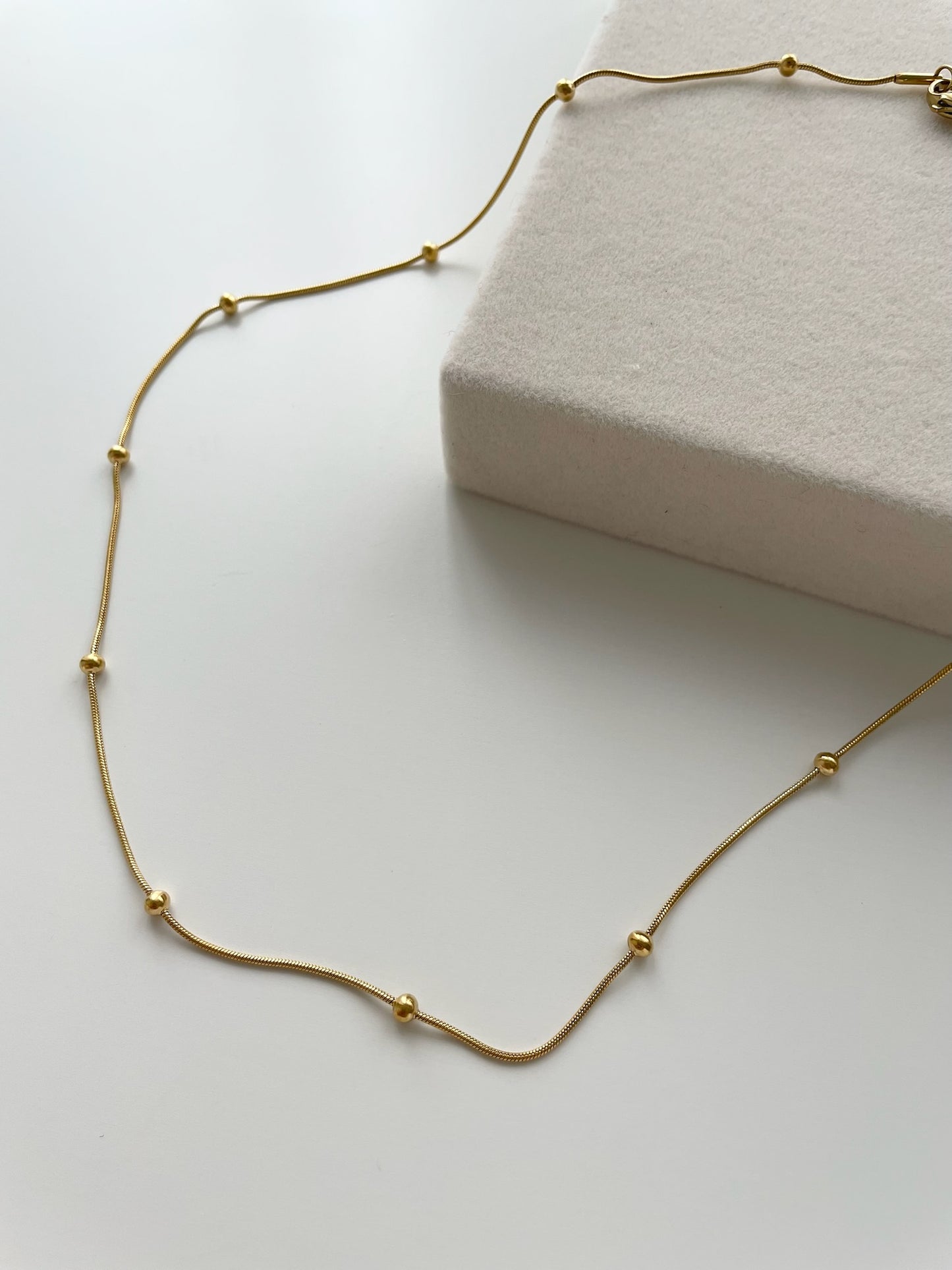 Medium gold beads necklace