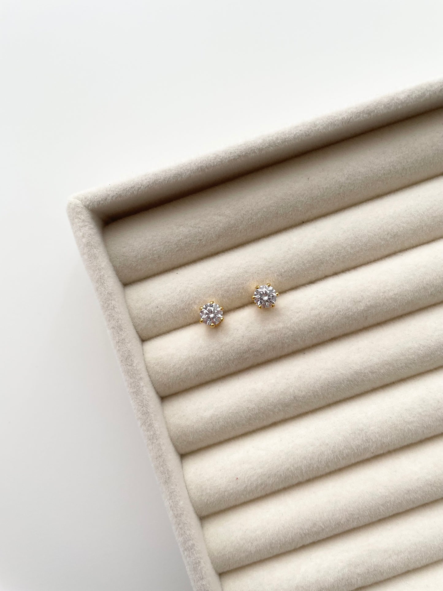 ge1448 Small Diamond stud