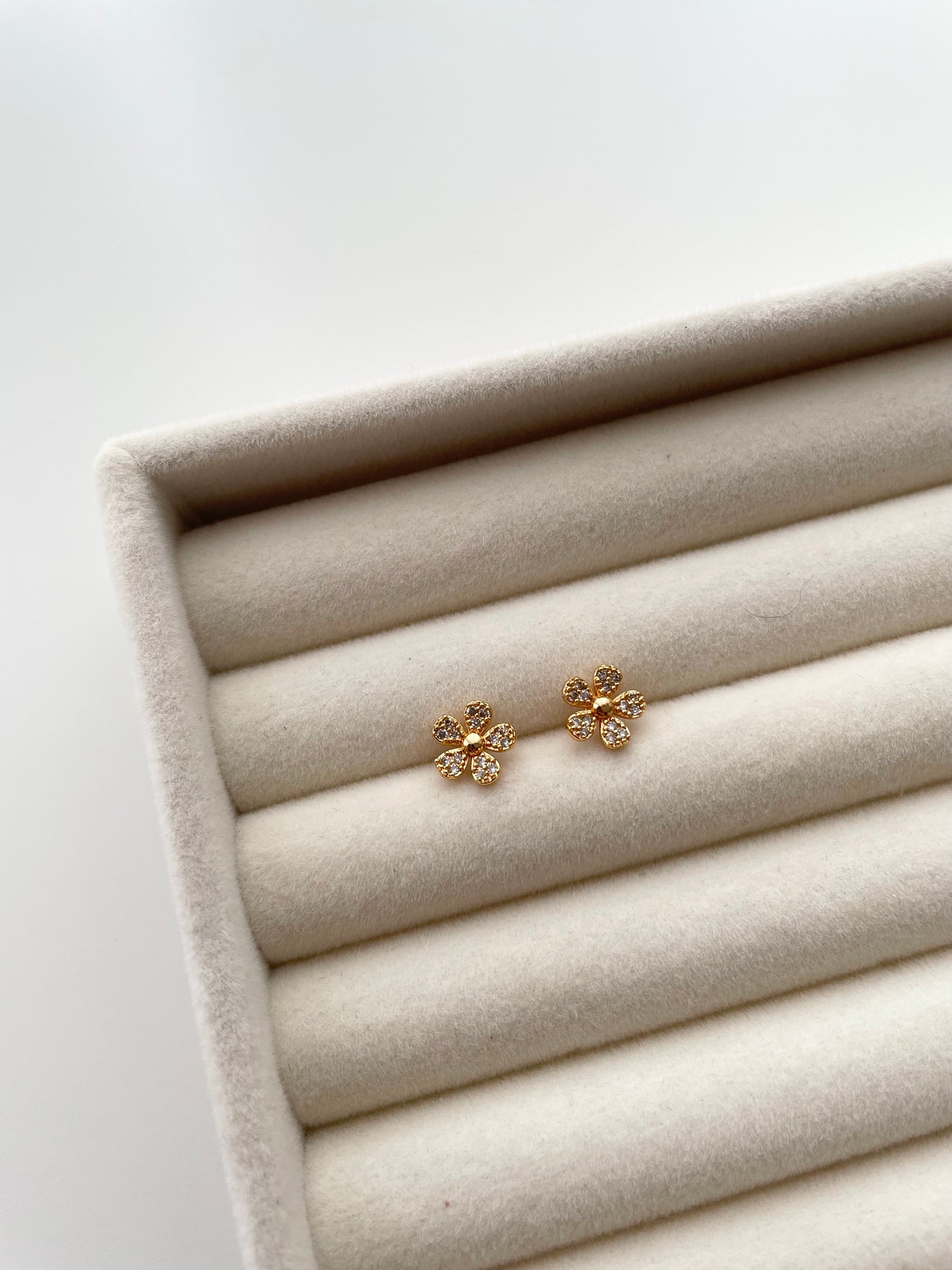 ge1410 Flower gold stud