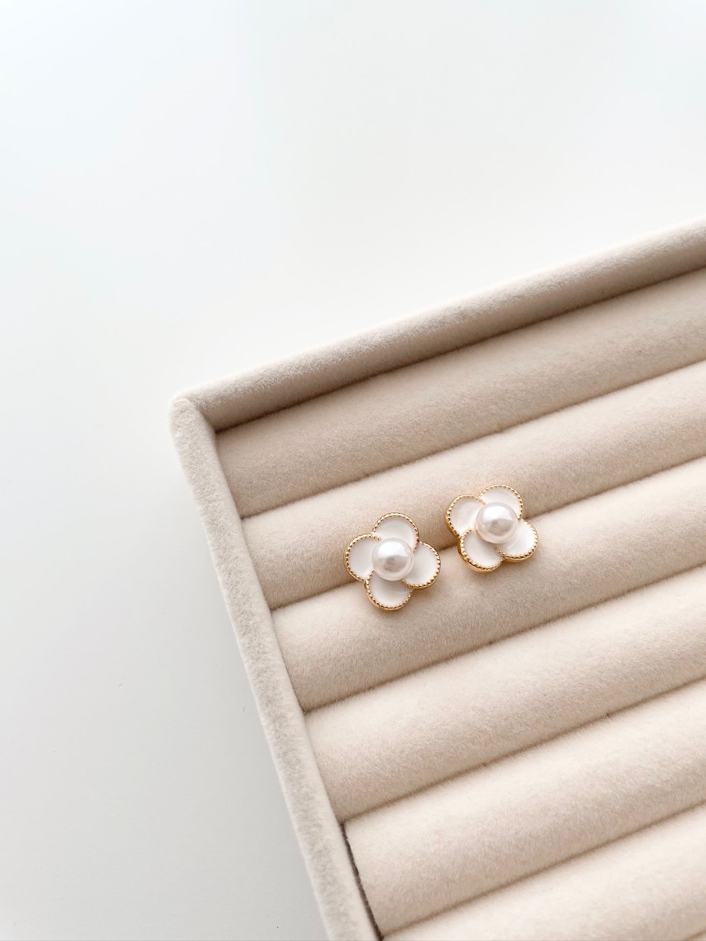 Alex flower pearl earrings