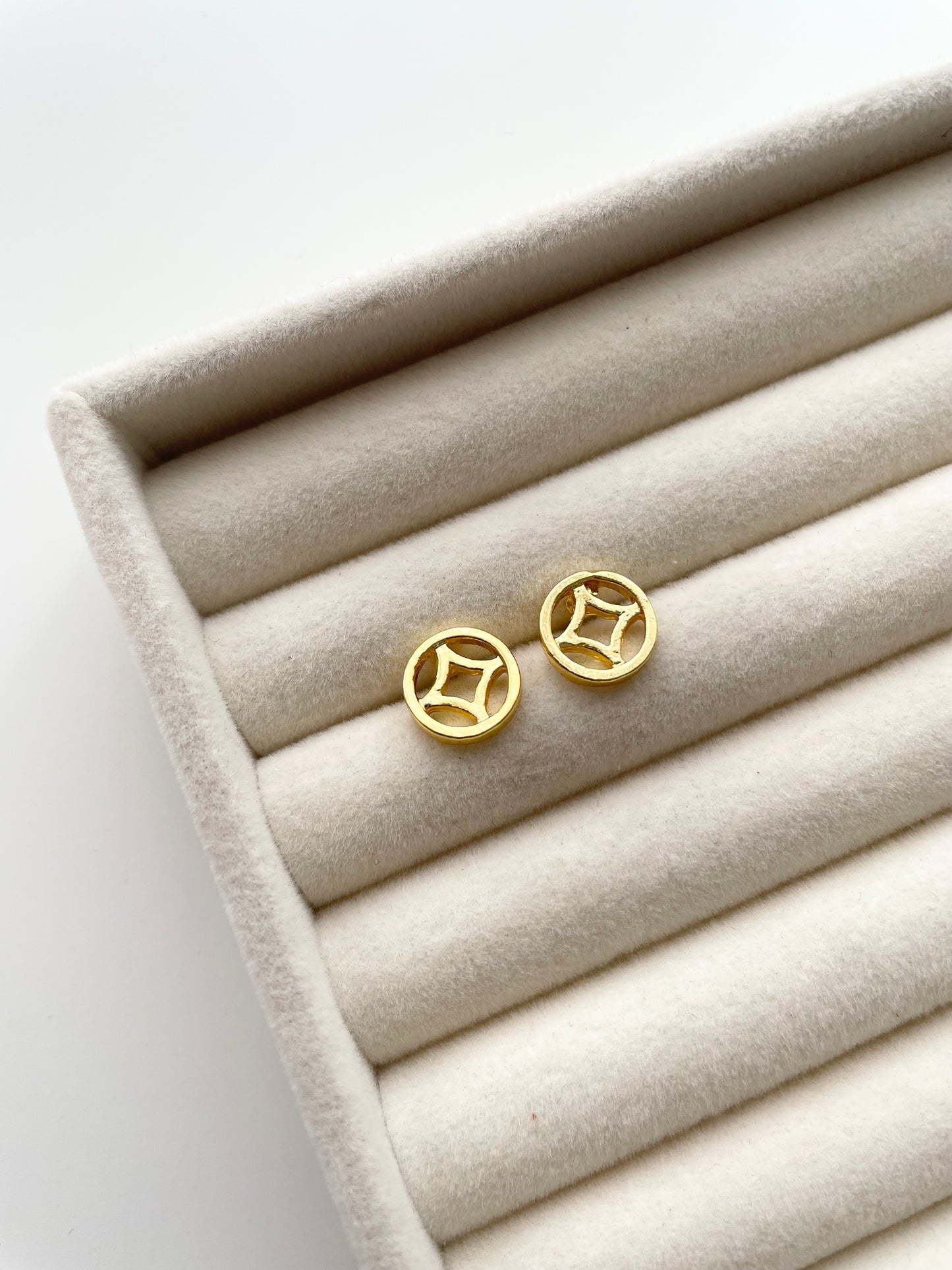 ge1396 Money gold stud earrings