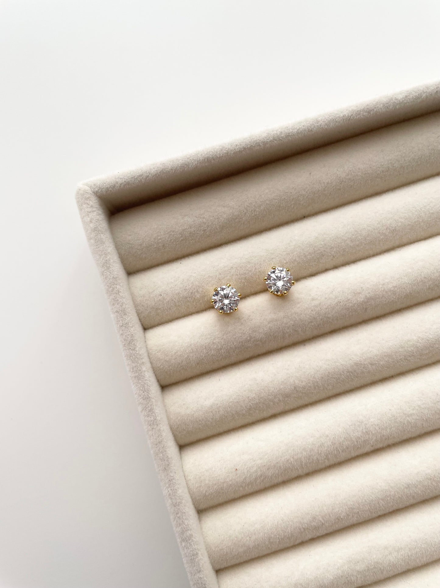 ge1449 Medium Diamond stud