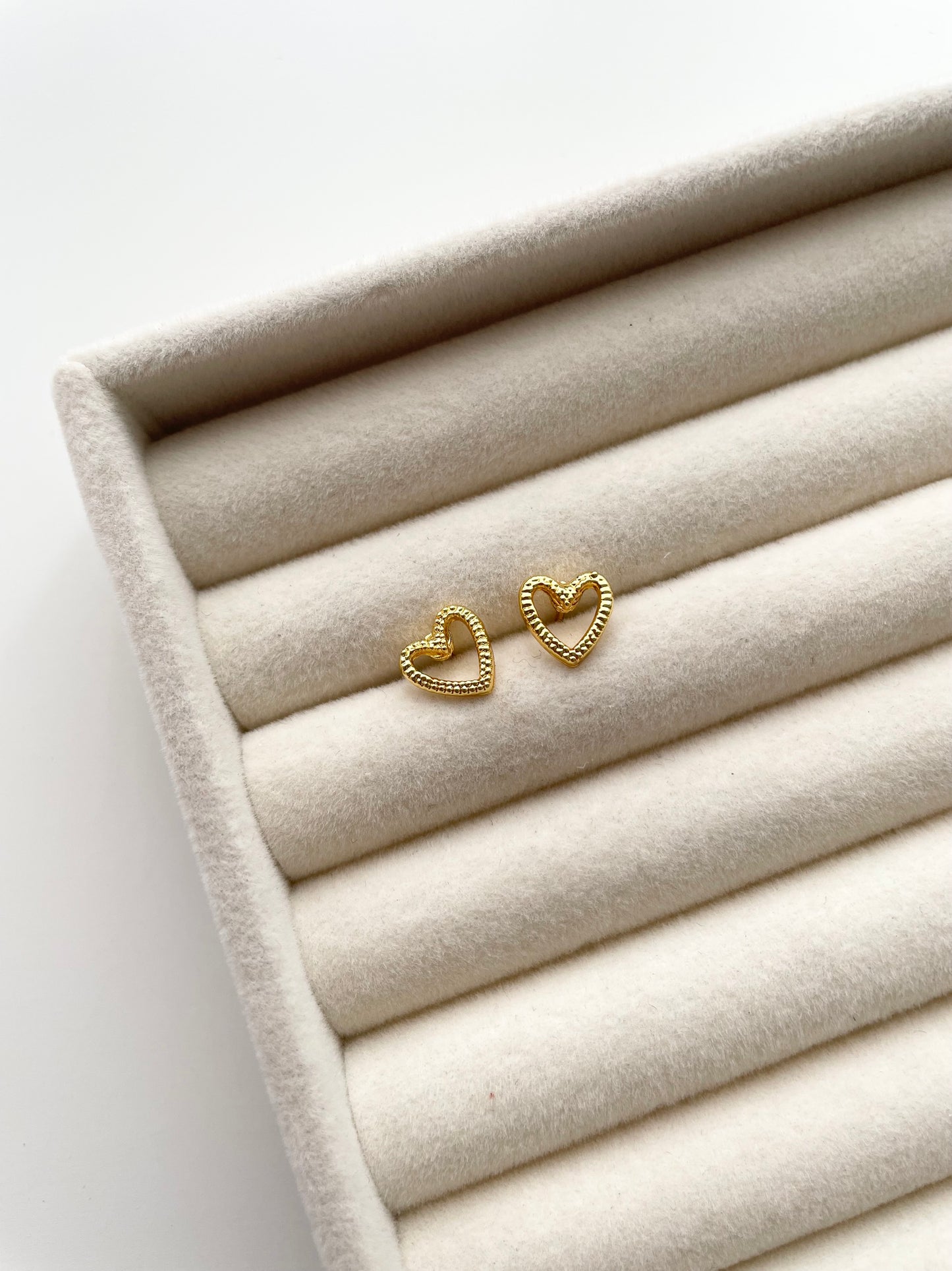 ge1395 Heart gold stud earrings