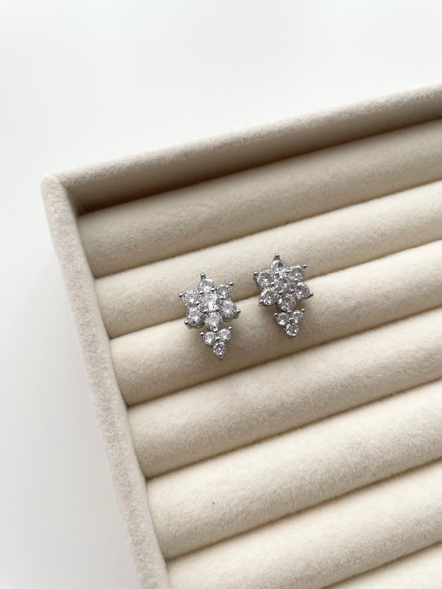 ge1445 Silver rosette stud