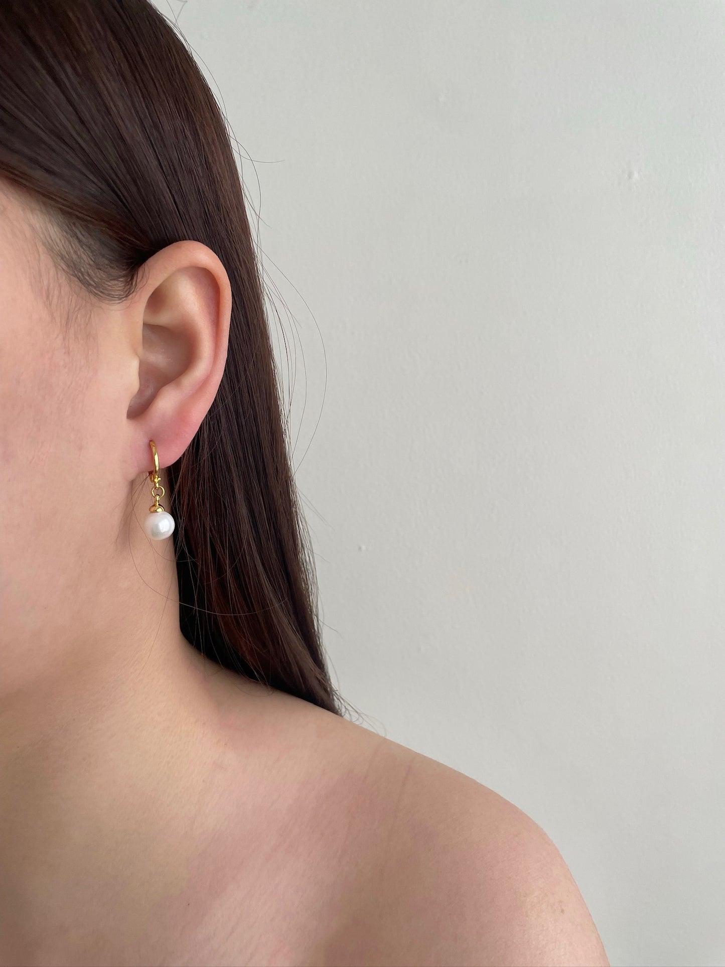 Dangling Mini pearl gold earrings