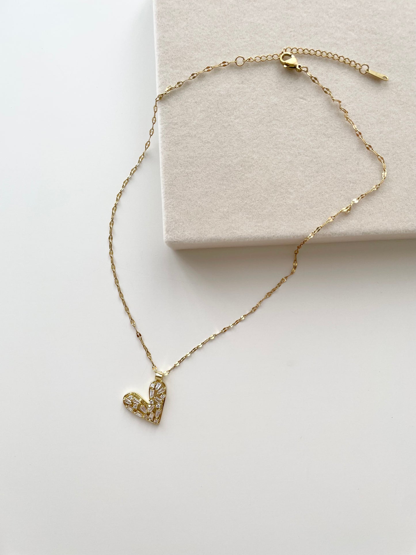 gn755 Gold heart necklace