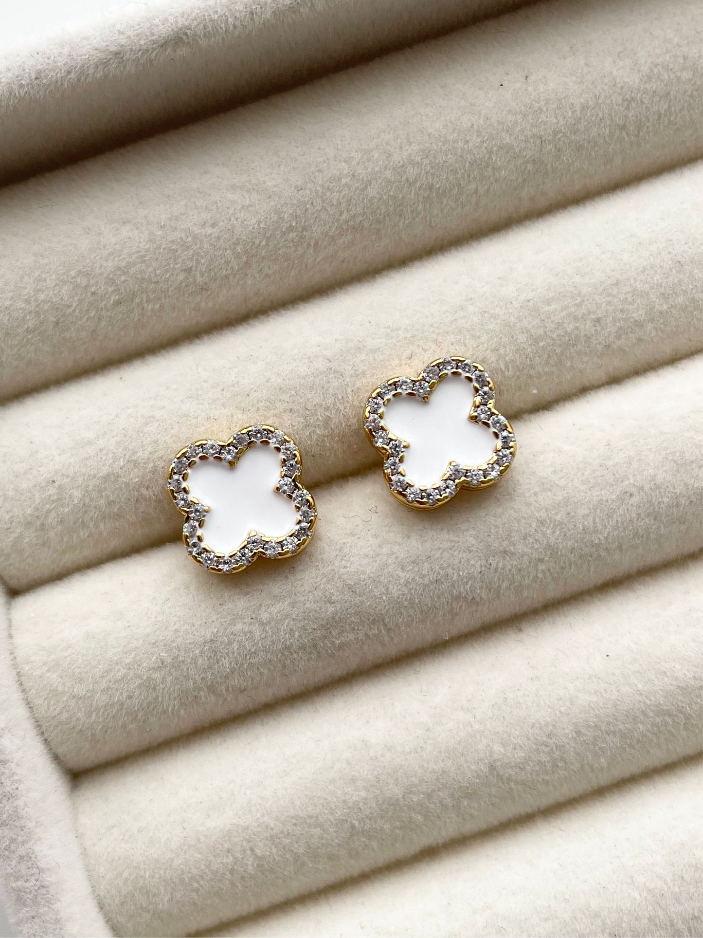 ge1451 White clover stud earrings