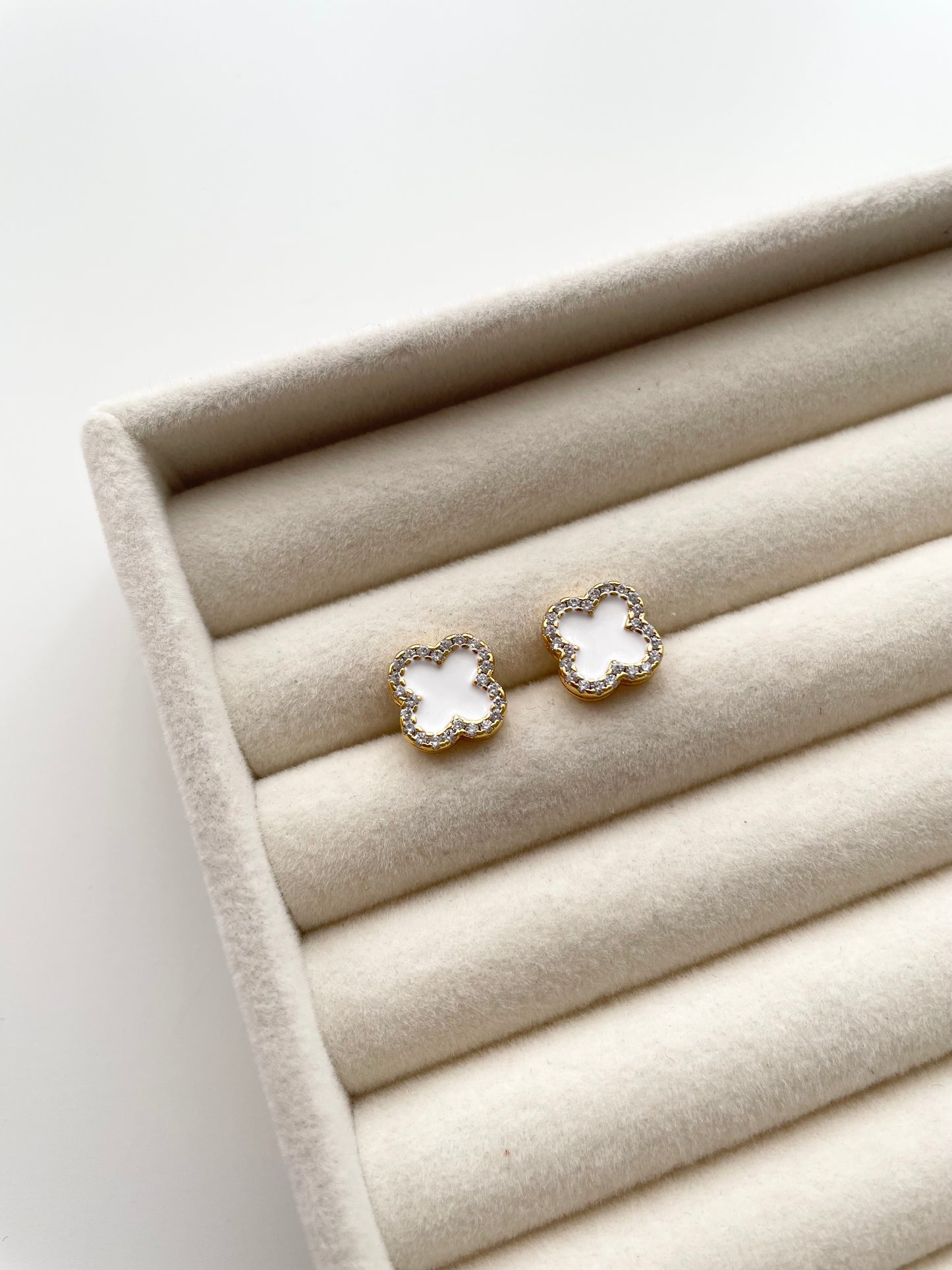 ge1451 White clover stud earrings