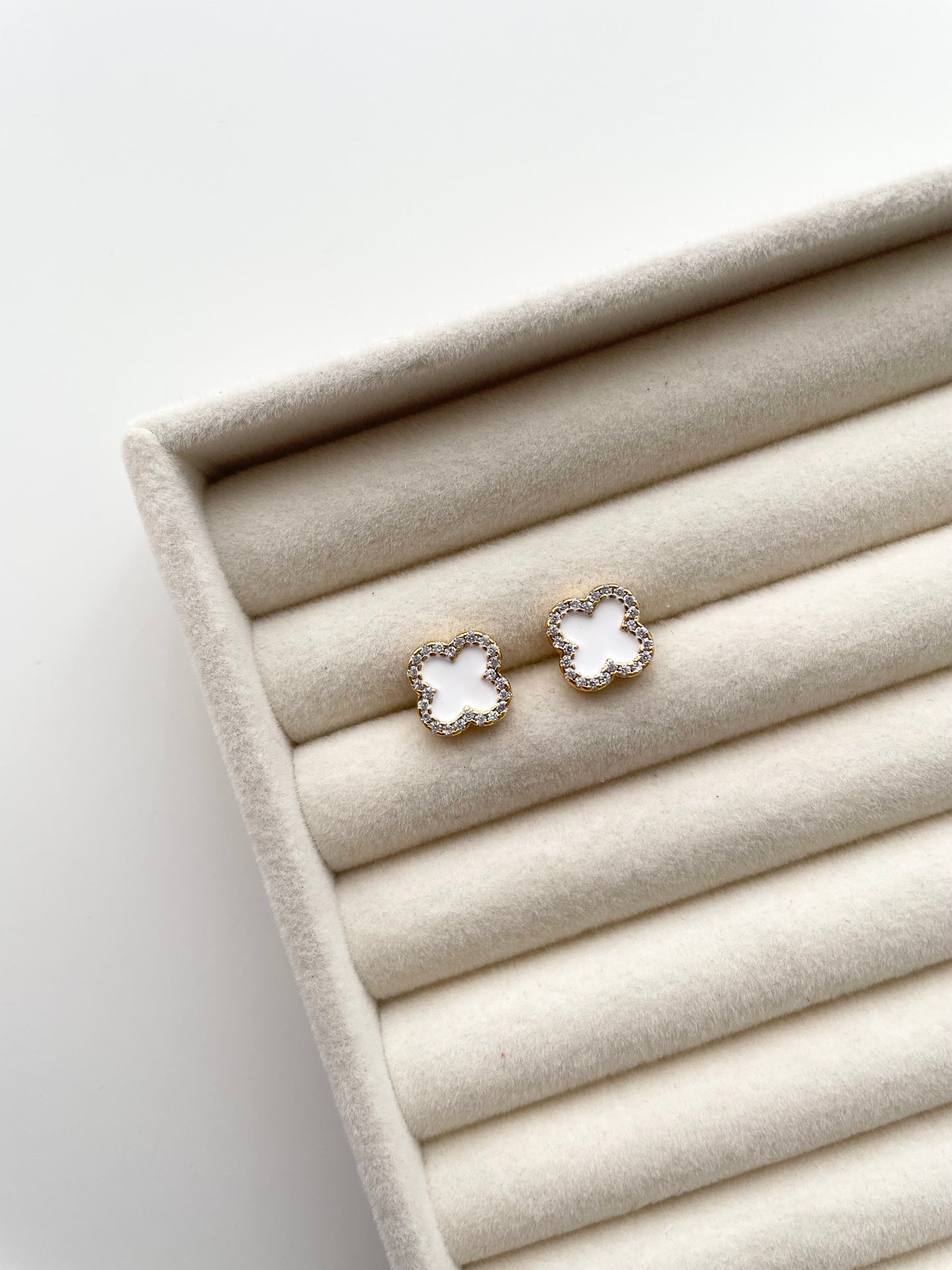 ge1451 White clover stud earrings