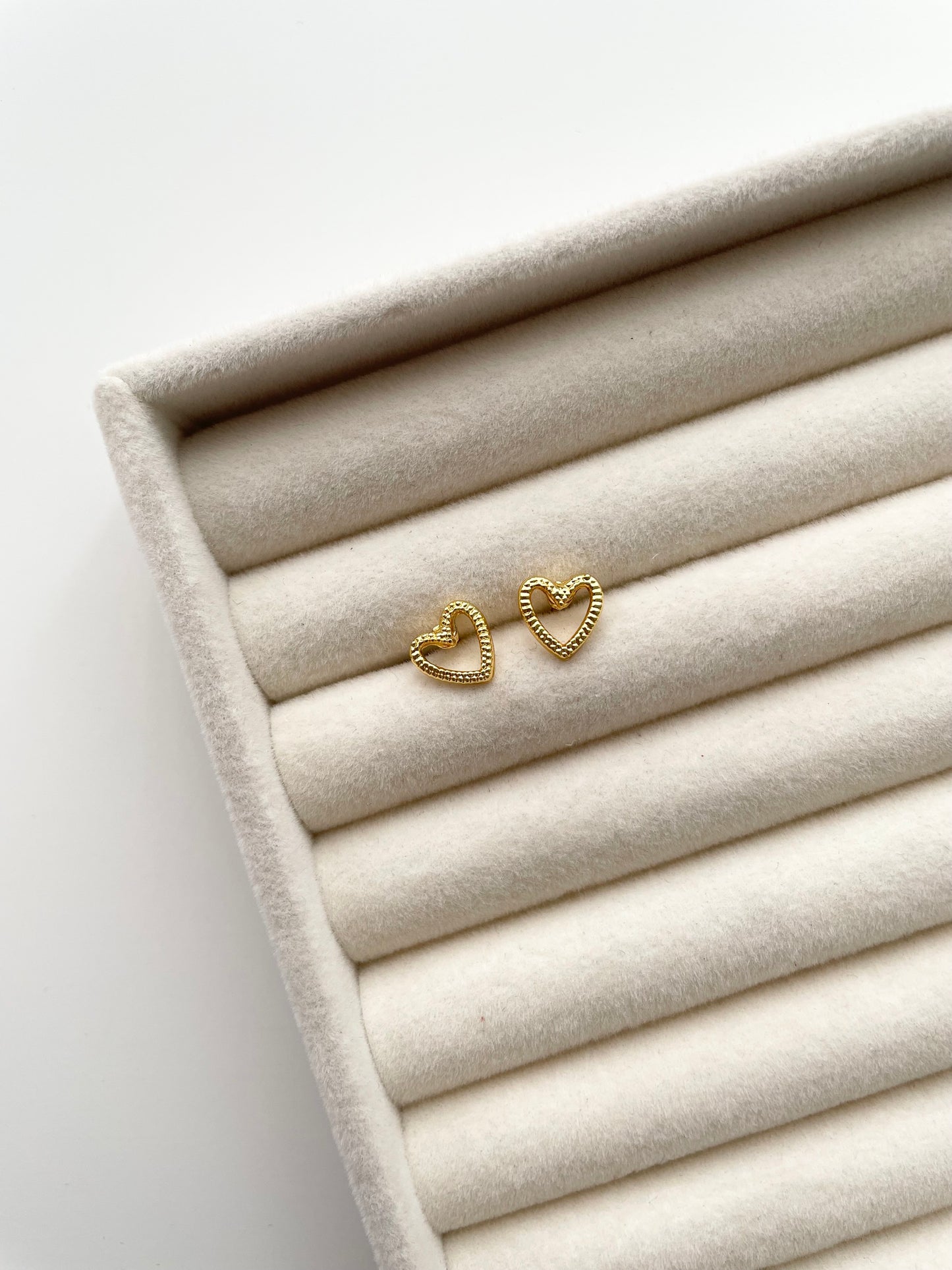 ge1395 Heart gold stud earrings