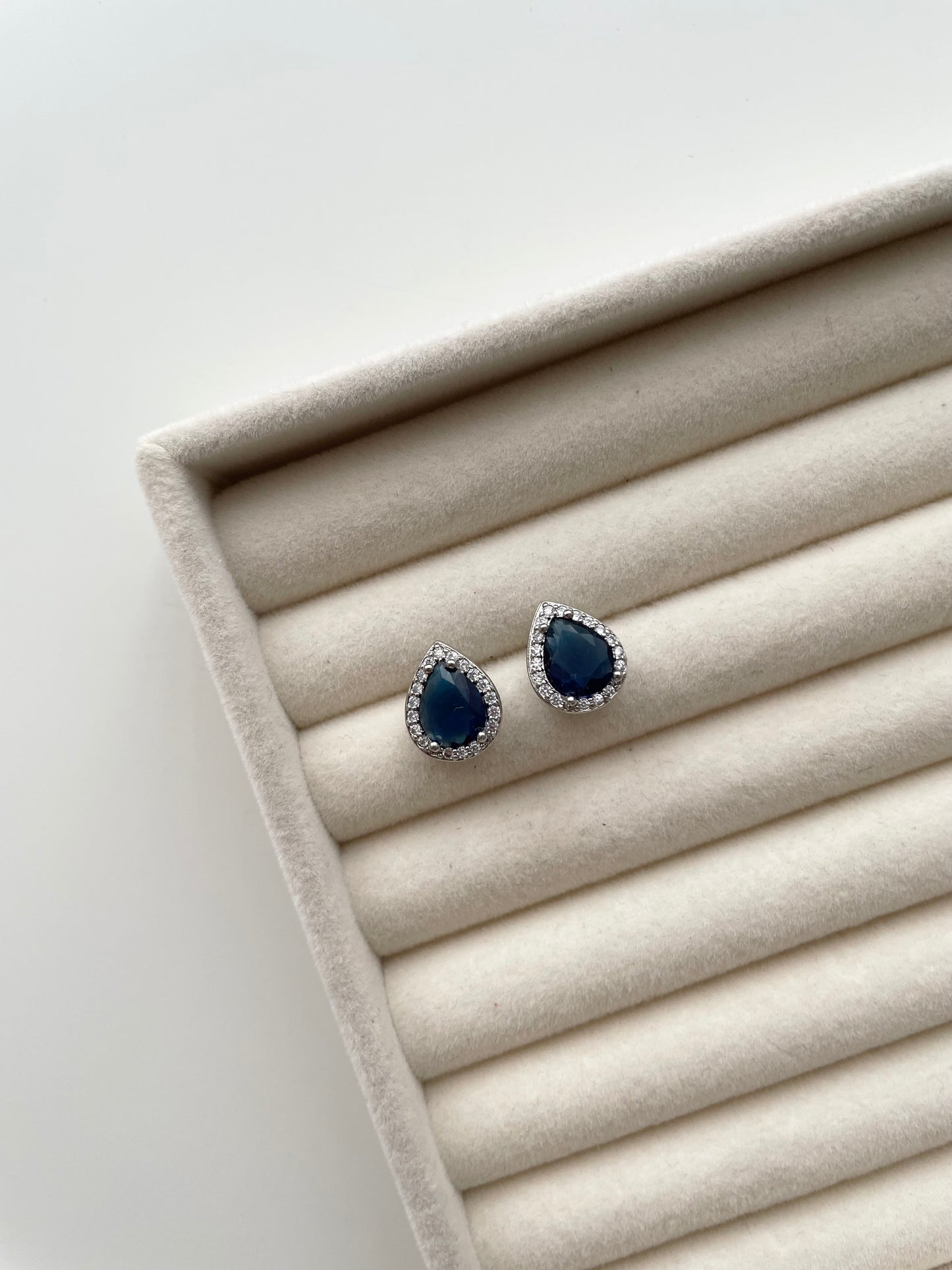 ge1442 Sapphire silver stud