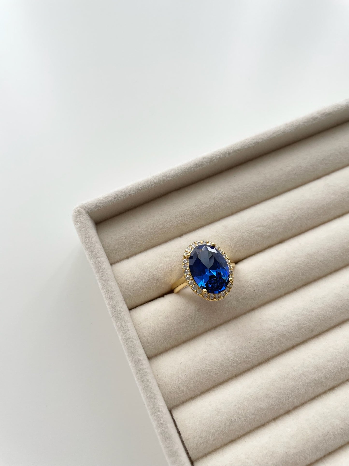 Sapphire oval stone ring