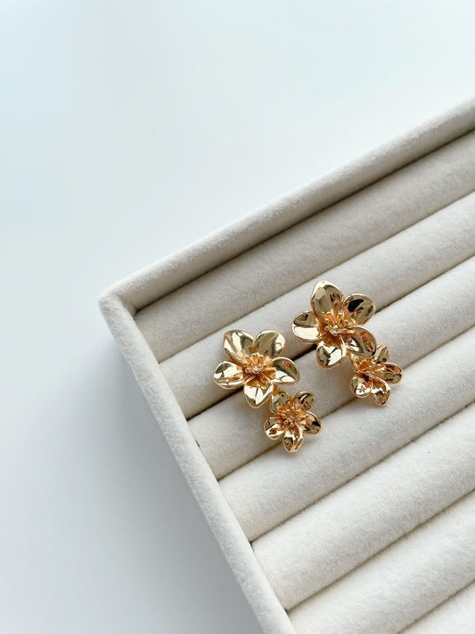 Dangling flower gold earrings