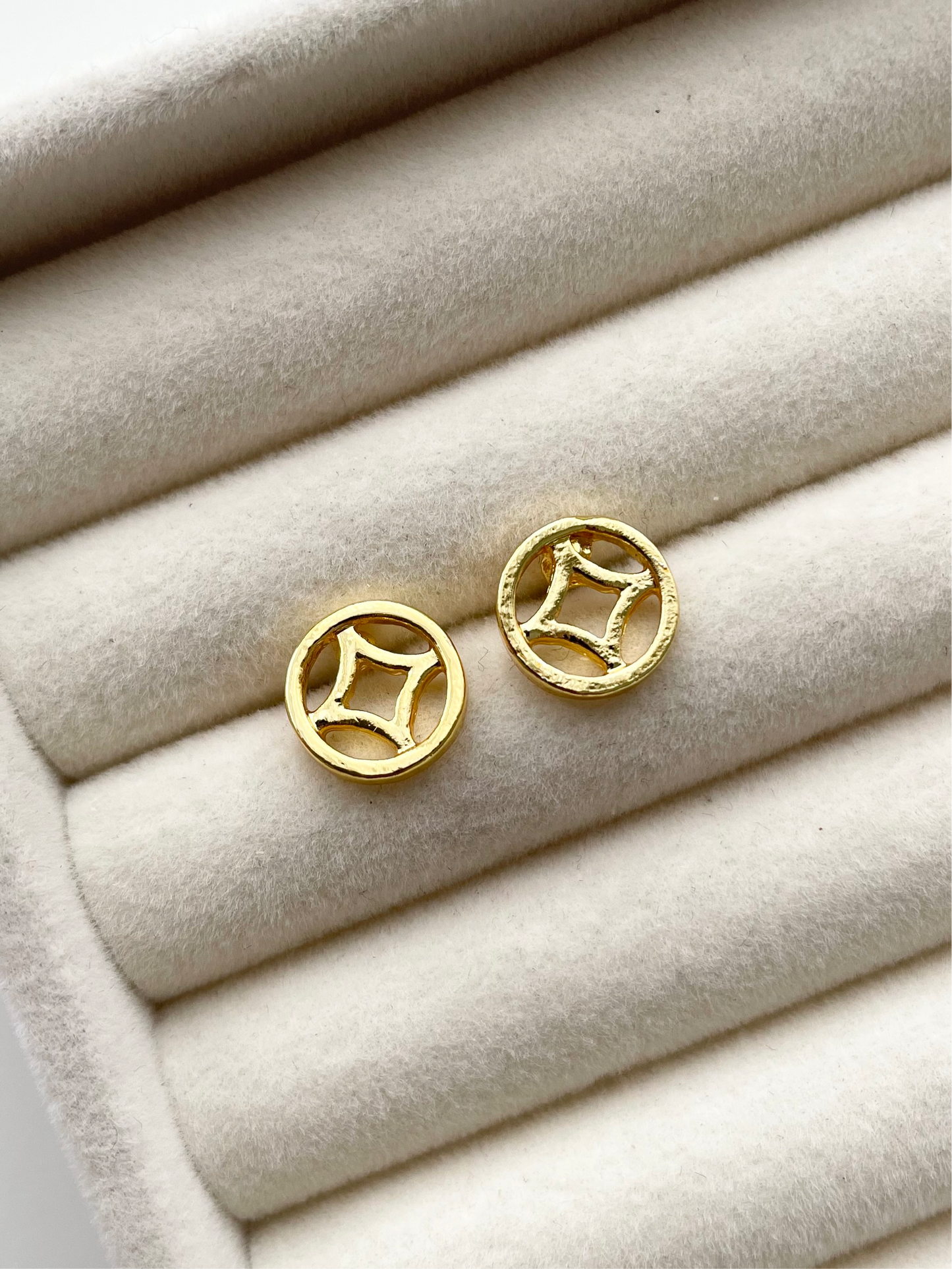 ge1396 Money gold stud earrings