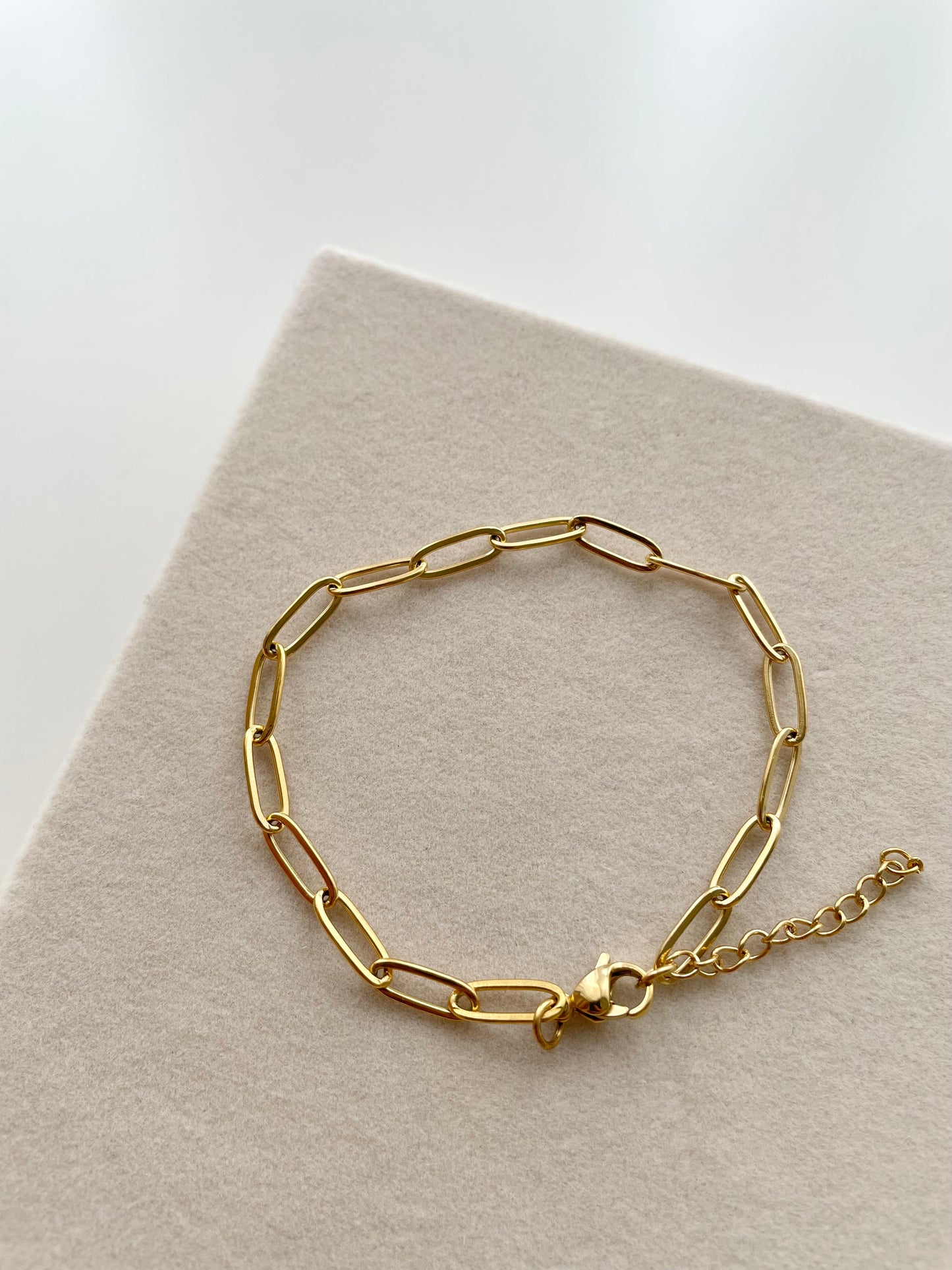 Maddie paperclip gold bracelet