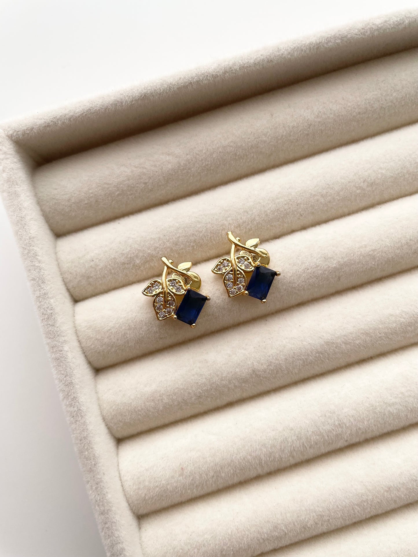 ge1453 Sapphire stud earrings