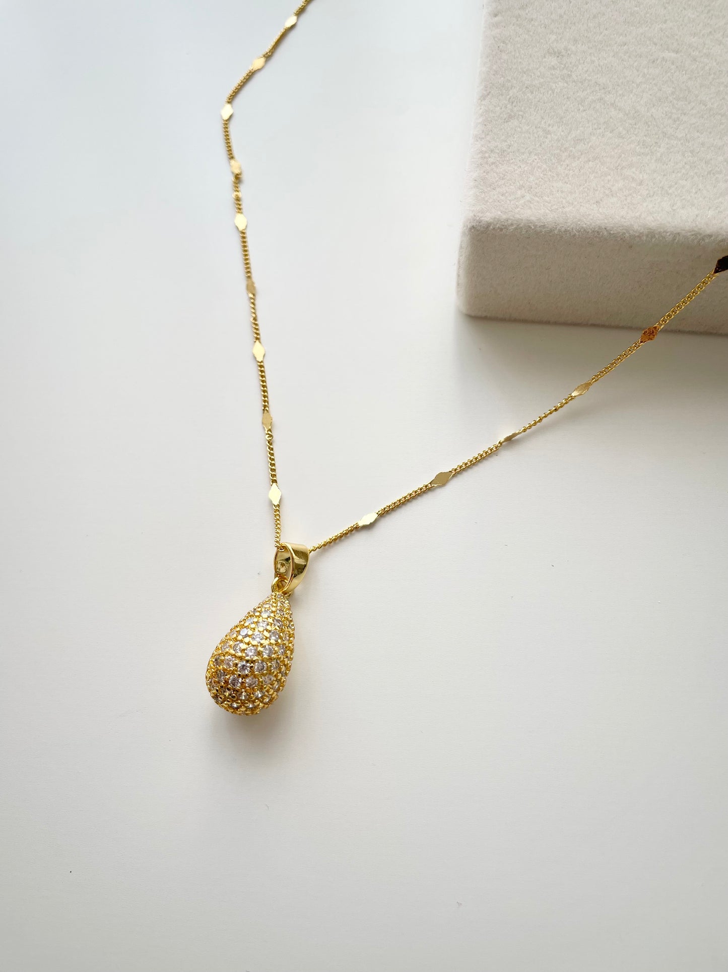 Cristal teardrop gold necklace