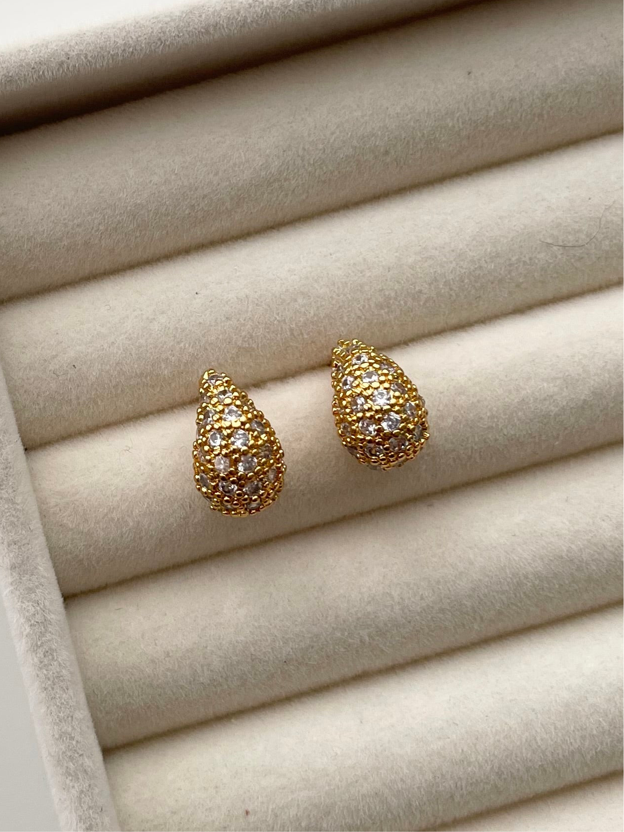 ge1412 Studded teardrop earrings