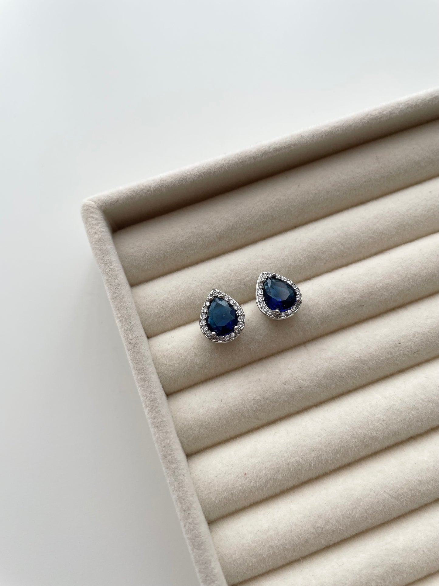 ge1442 Sapphire silver stud