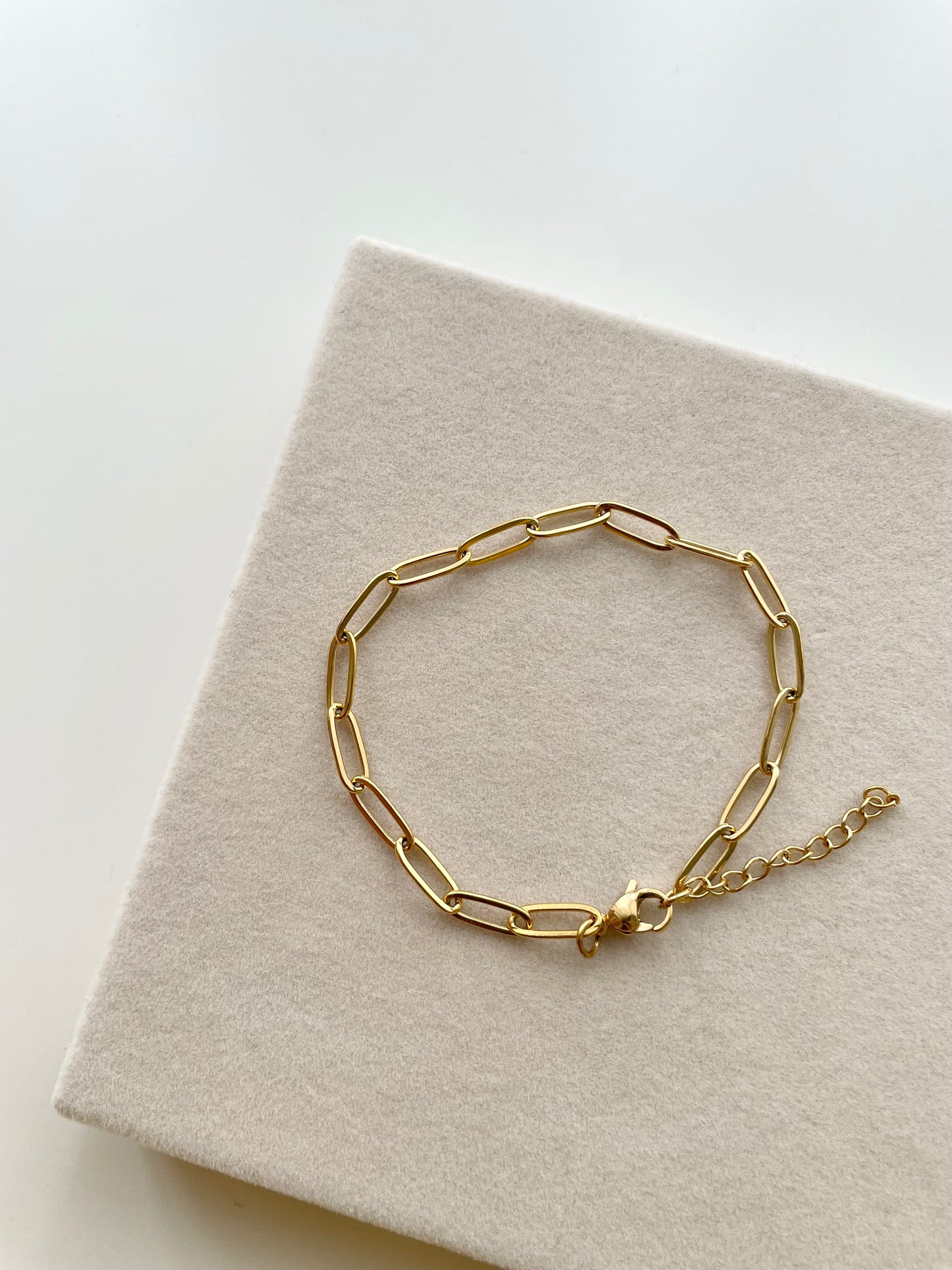 Maddie paperclip gold bracelet