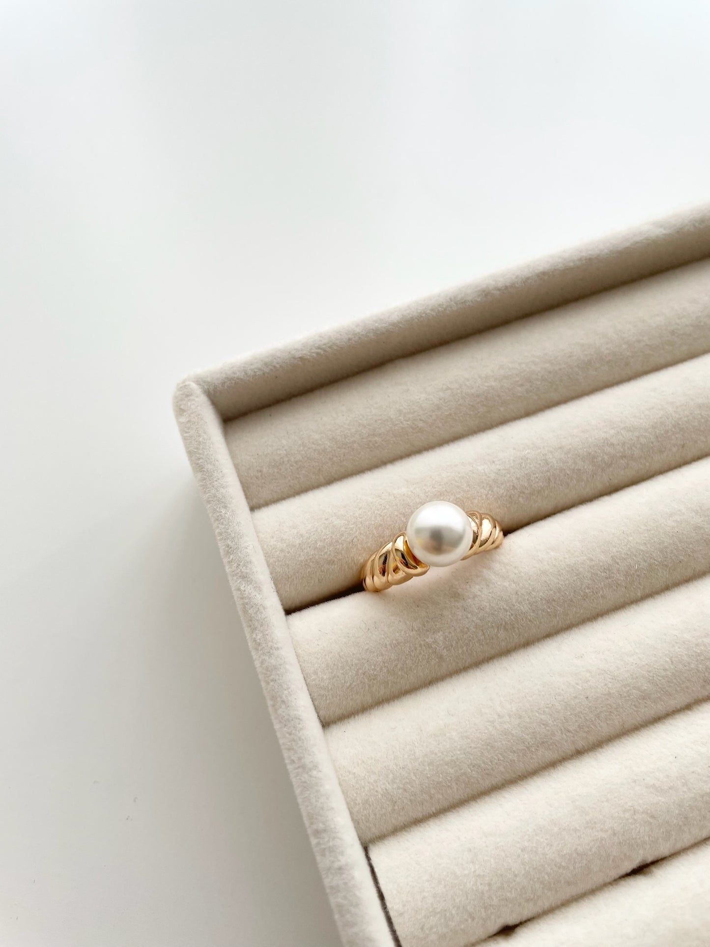 Brea pearl gold ring